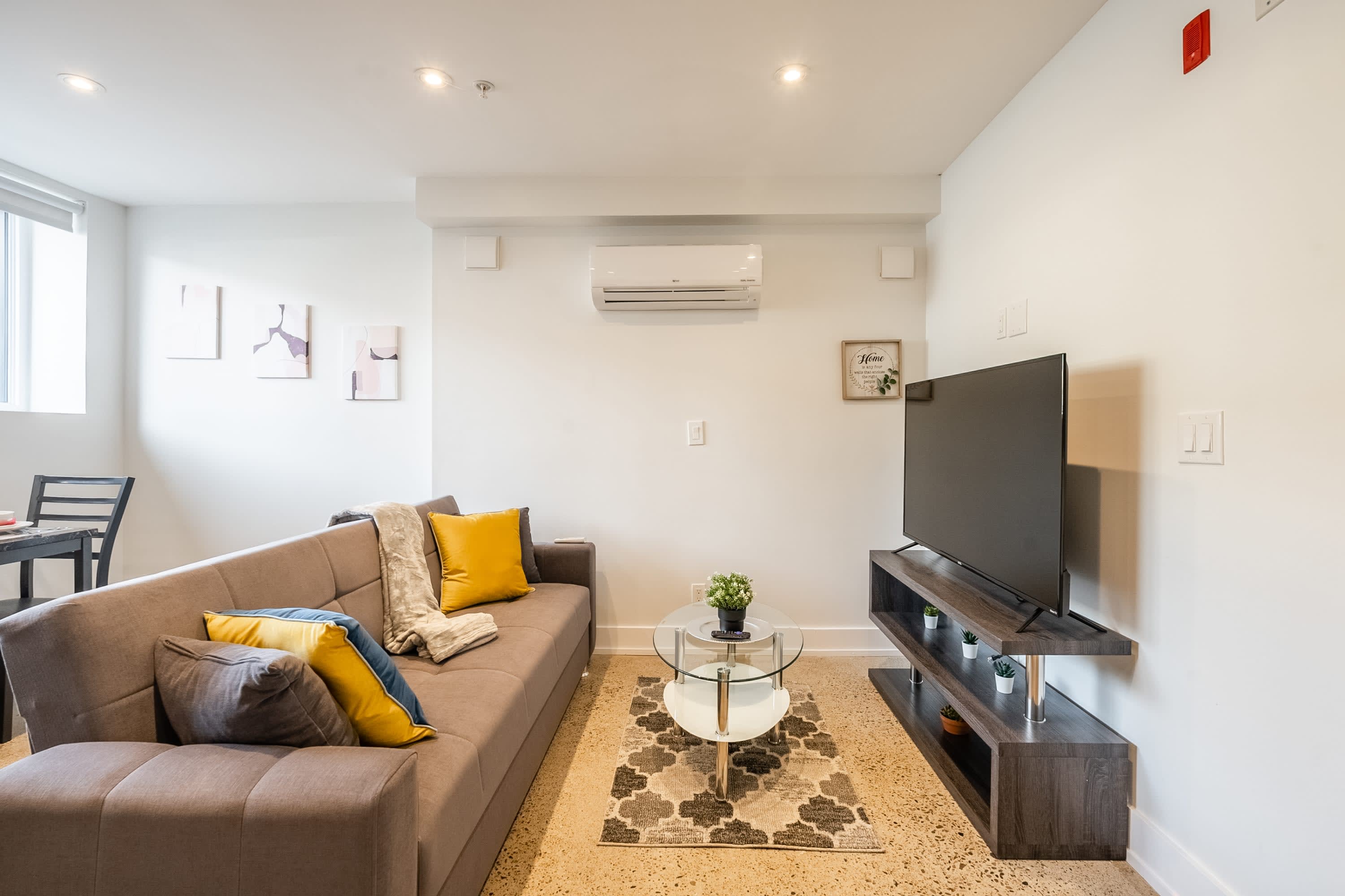 Stylish 1BR Apartment Near Downtown High Park