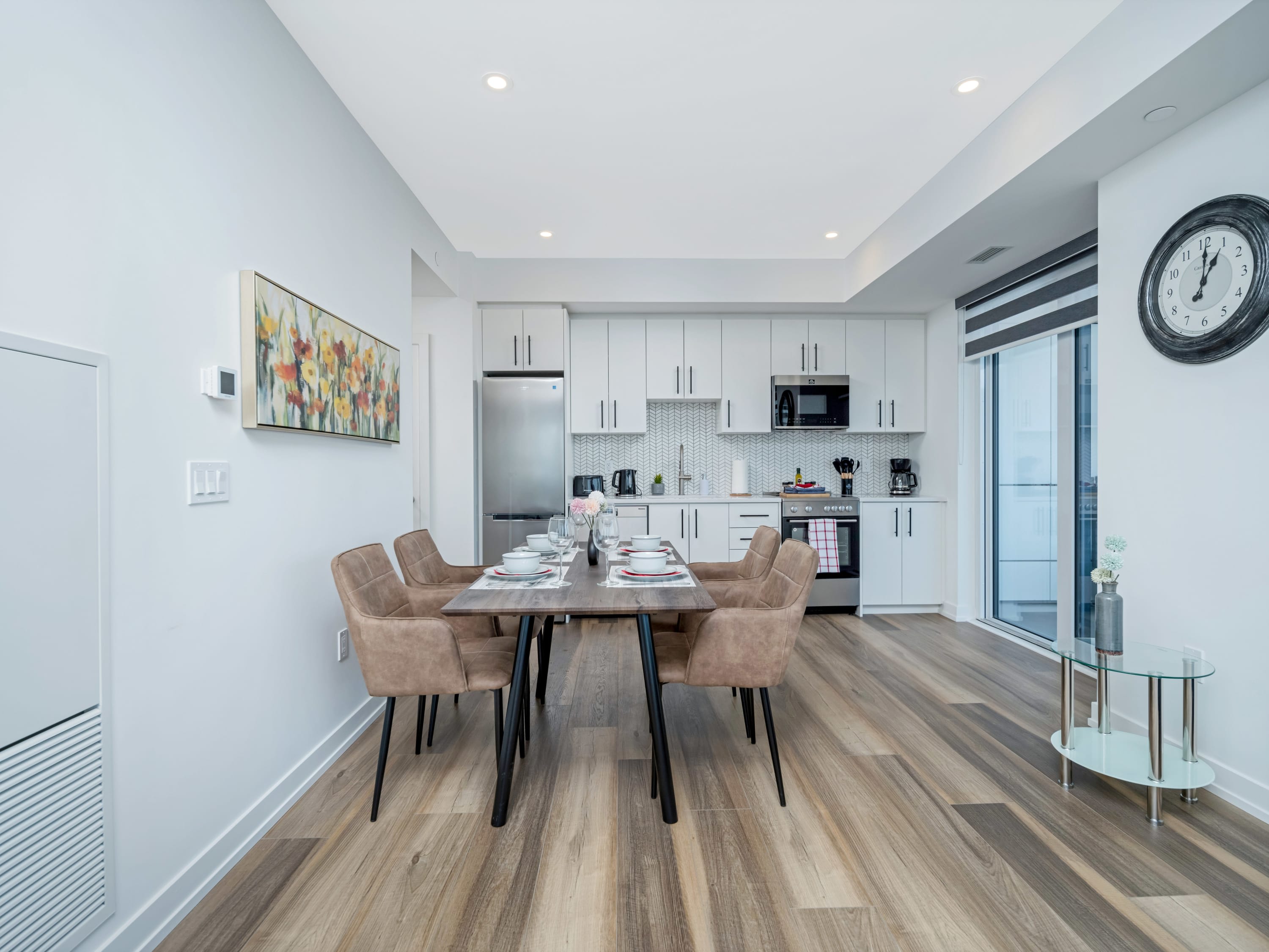 Open-Concept Kitchen And Dining Area With Seating For Four
