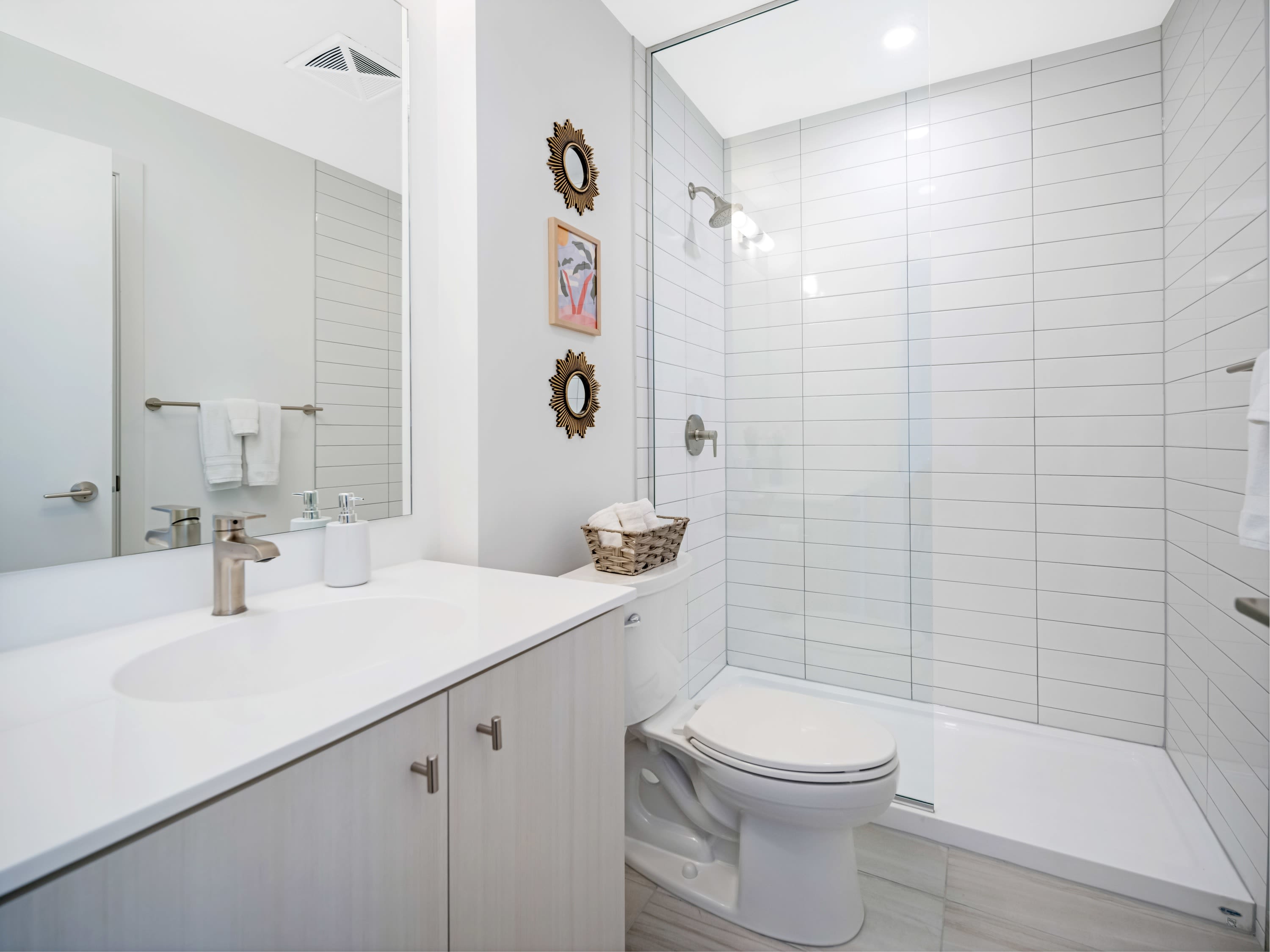 Contemporary En-Suite Bathroom with Standing Shower 