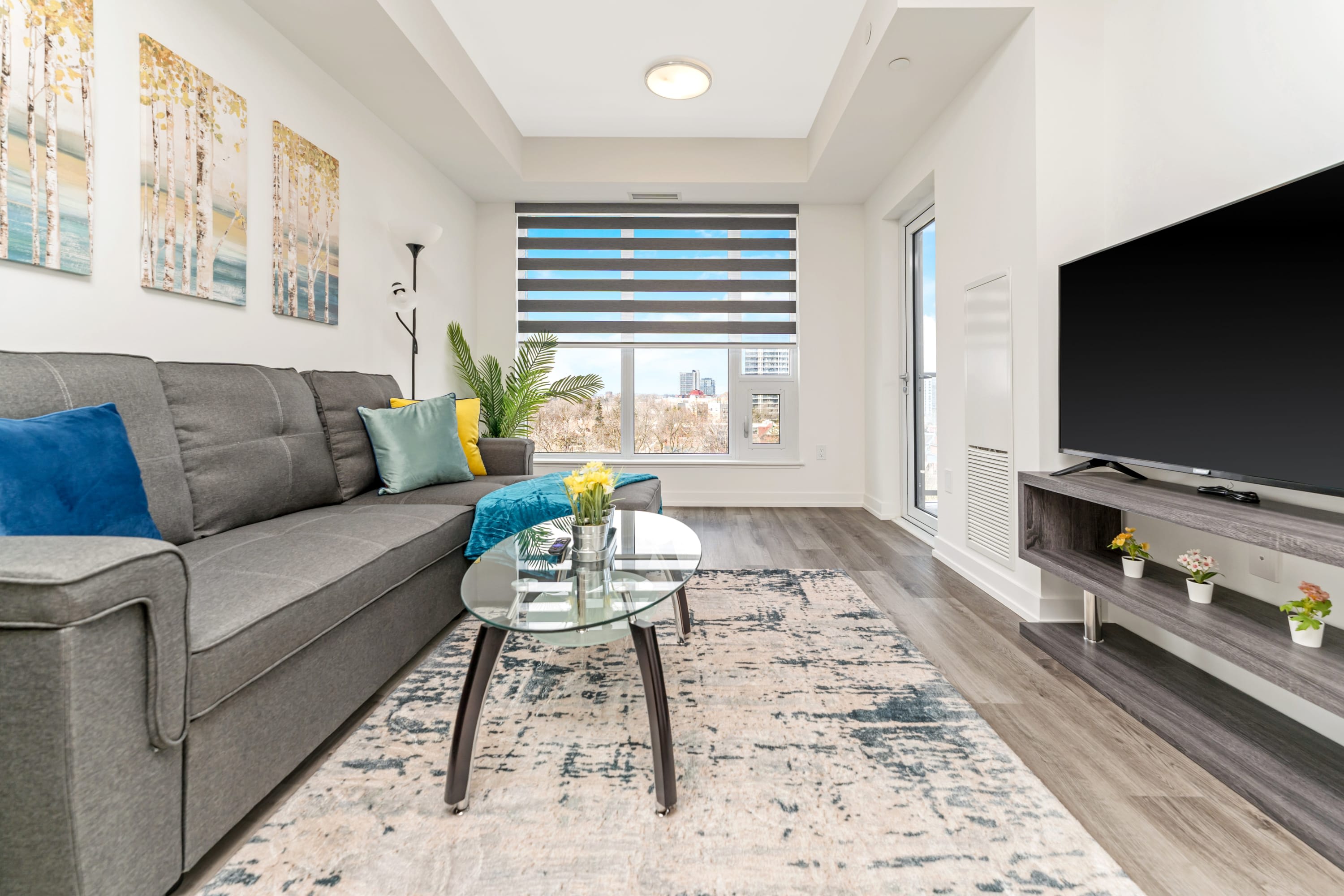 Spacious And Bright Living Room With Contemporary Decor A Sofa Bed And Access To High-Speed Internet