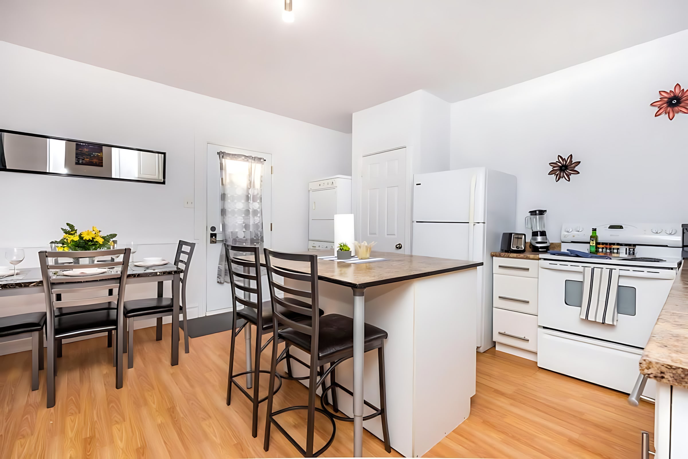 Pet friendly Apartment Steps to Rideau Centre