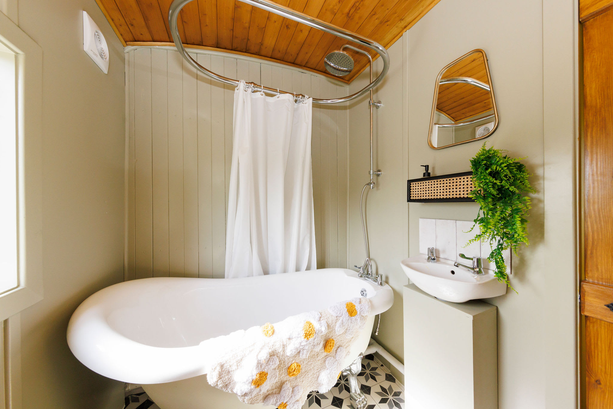 The carriage features a full bathroom with roll top bath tub, overhead shower, sink and WC.