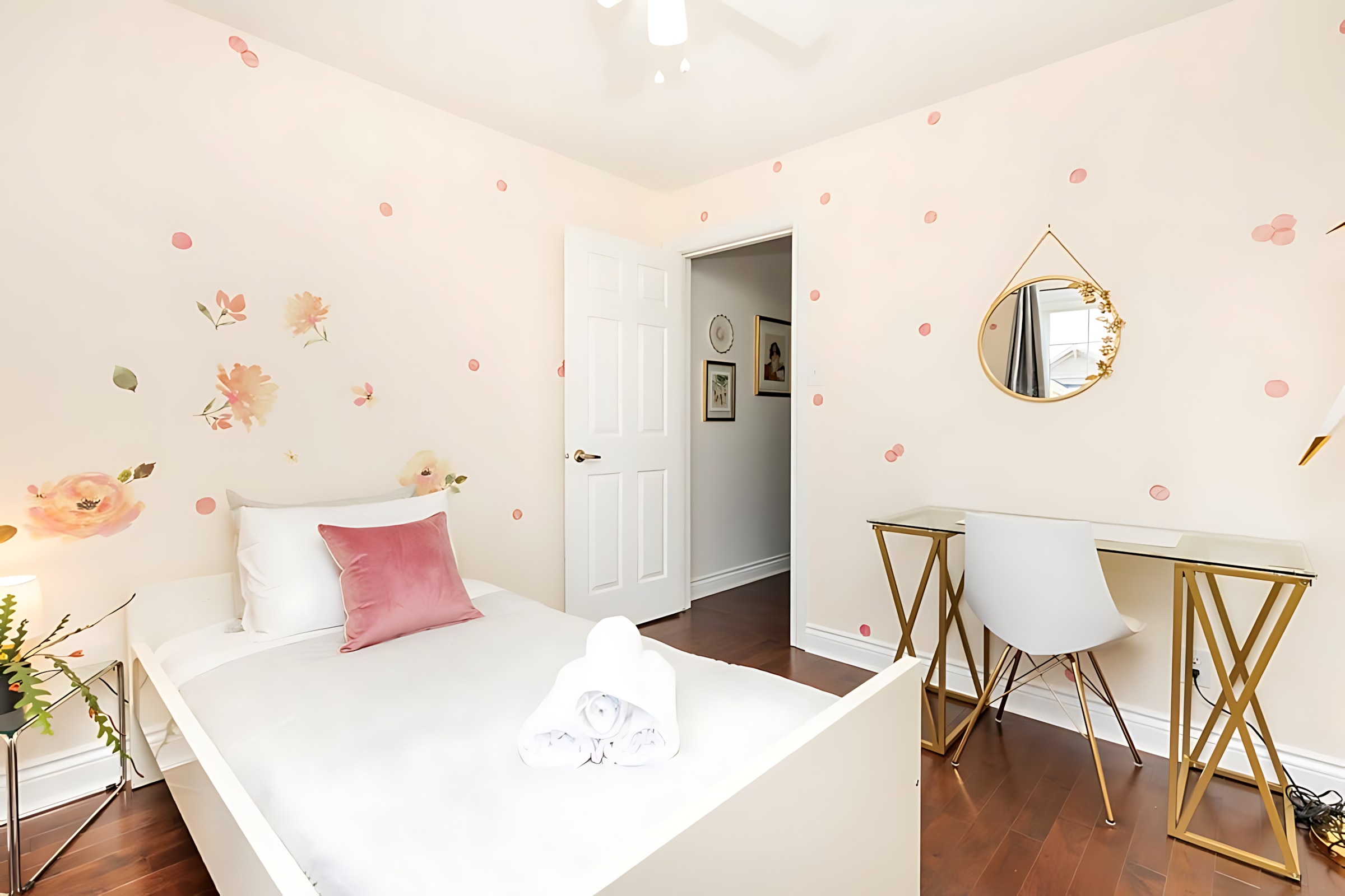 Twin Bedroom with Workstation