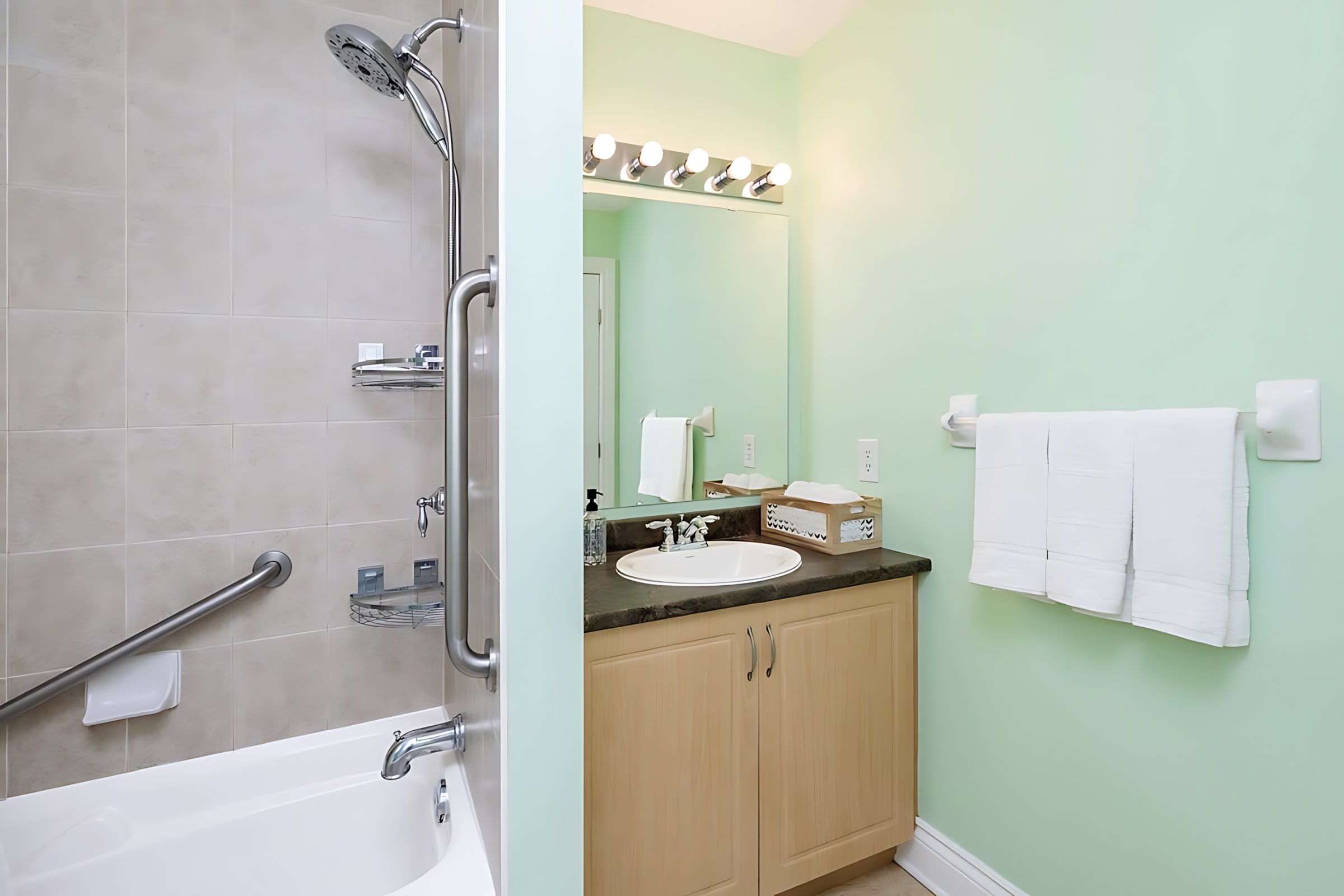 Queen Bedroom Ensuite Bathroom