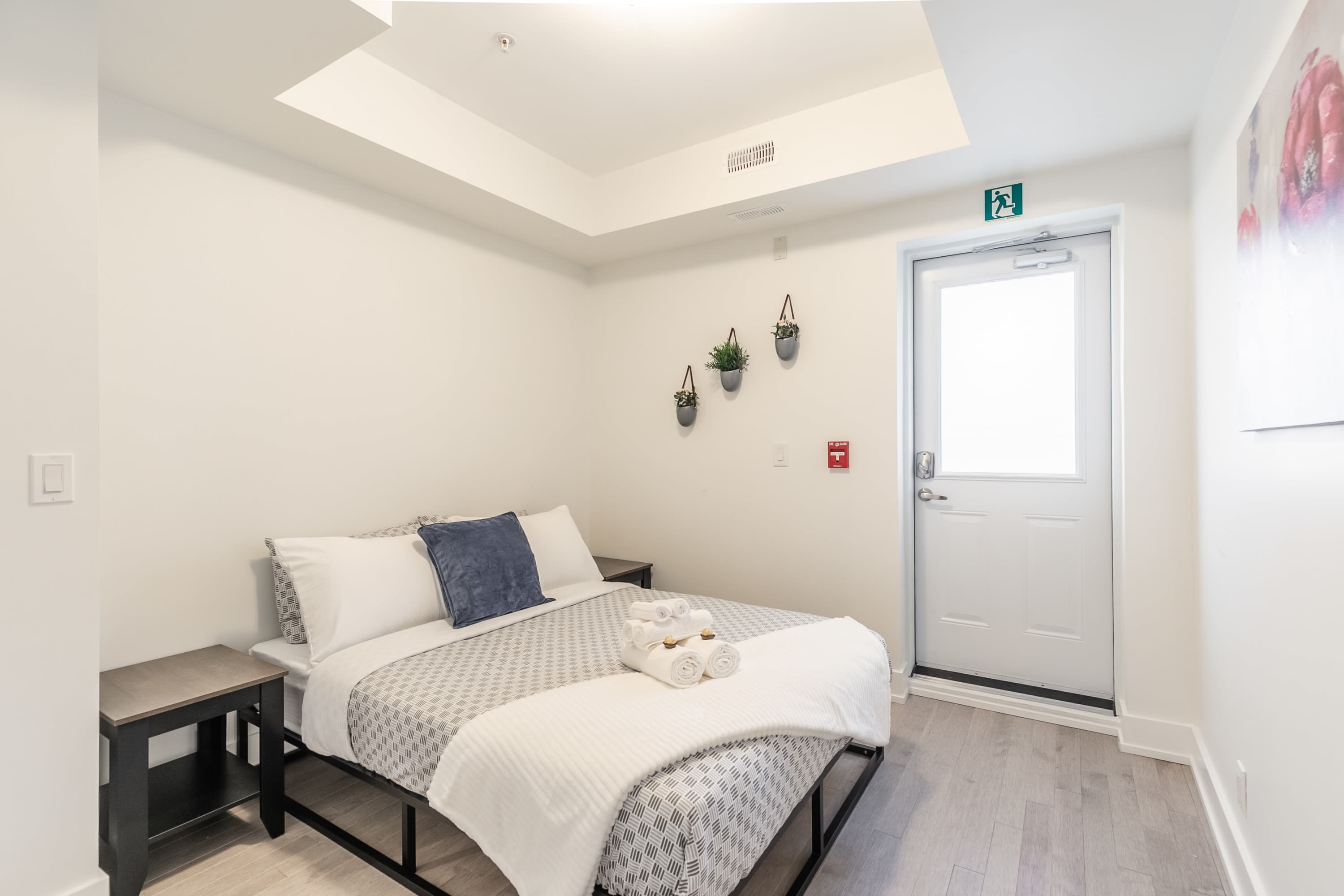 Double Bedroom with High Ceiling 