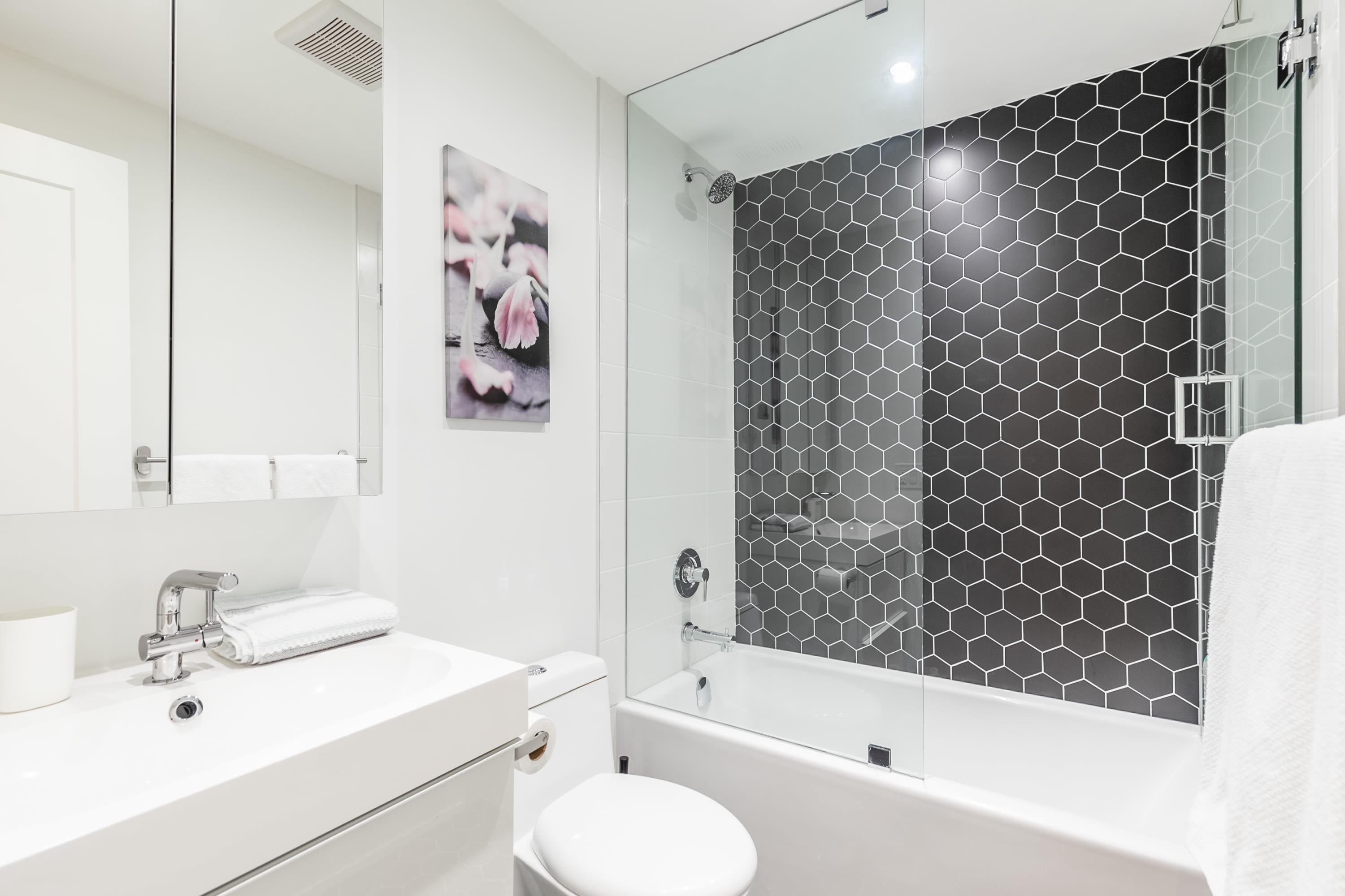 Full Modern Bathroom with Combined Bathtub and Shower