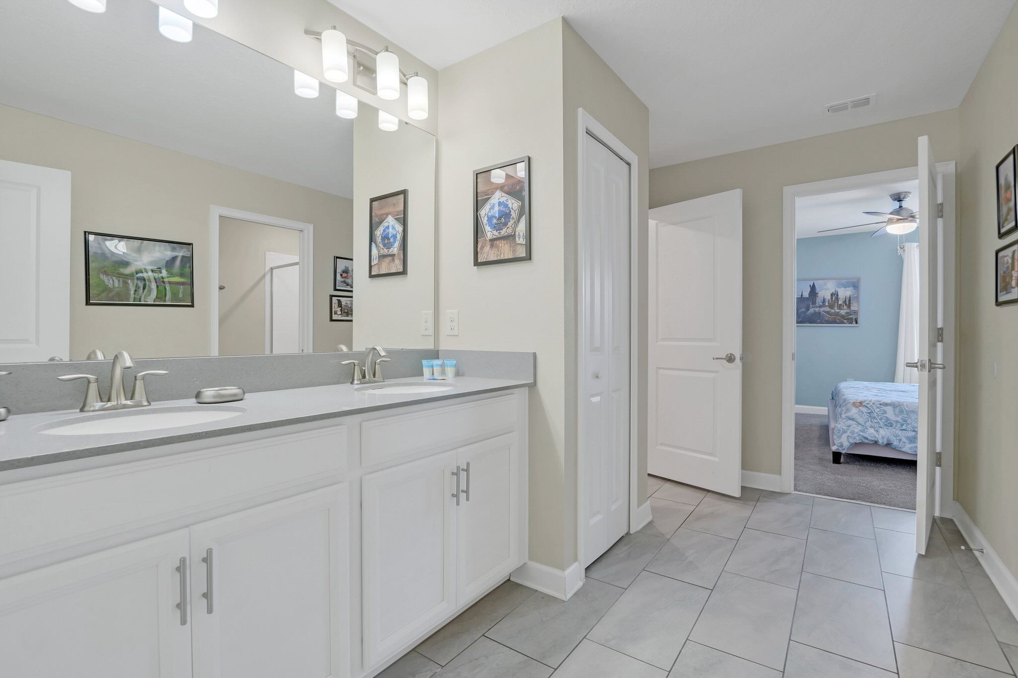 8BR Luxury Sleeps 22 w Pool Hot Tub Near Disney | Photo 23