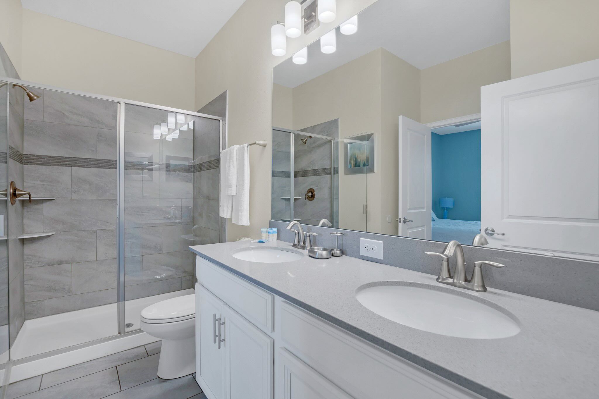 8BR Luxury Sleeps 22 w Pool Hot Tub Near Disney | Photo 21