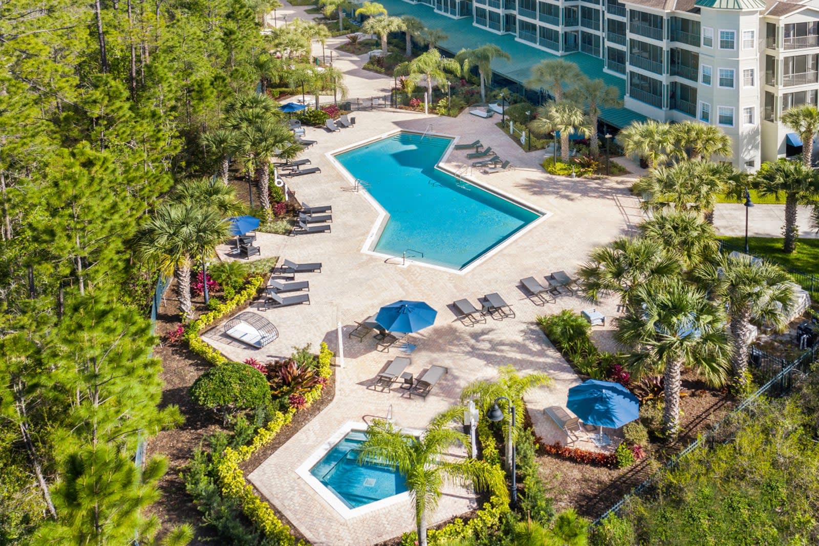 Beautiful Condo w Outdoor Pool Hot Tub and Sauna