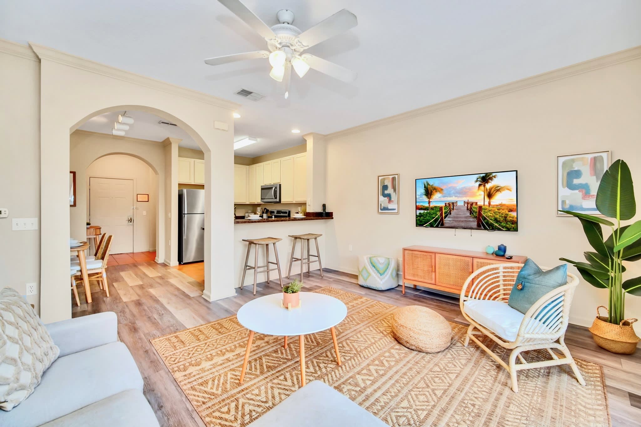 Tropical Styled Condo w Outdoor Pool and Hot Tub