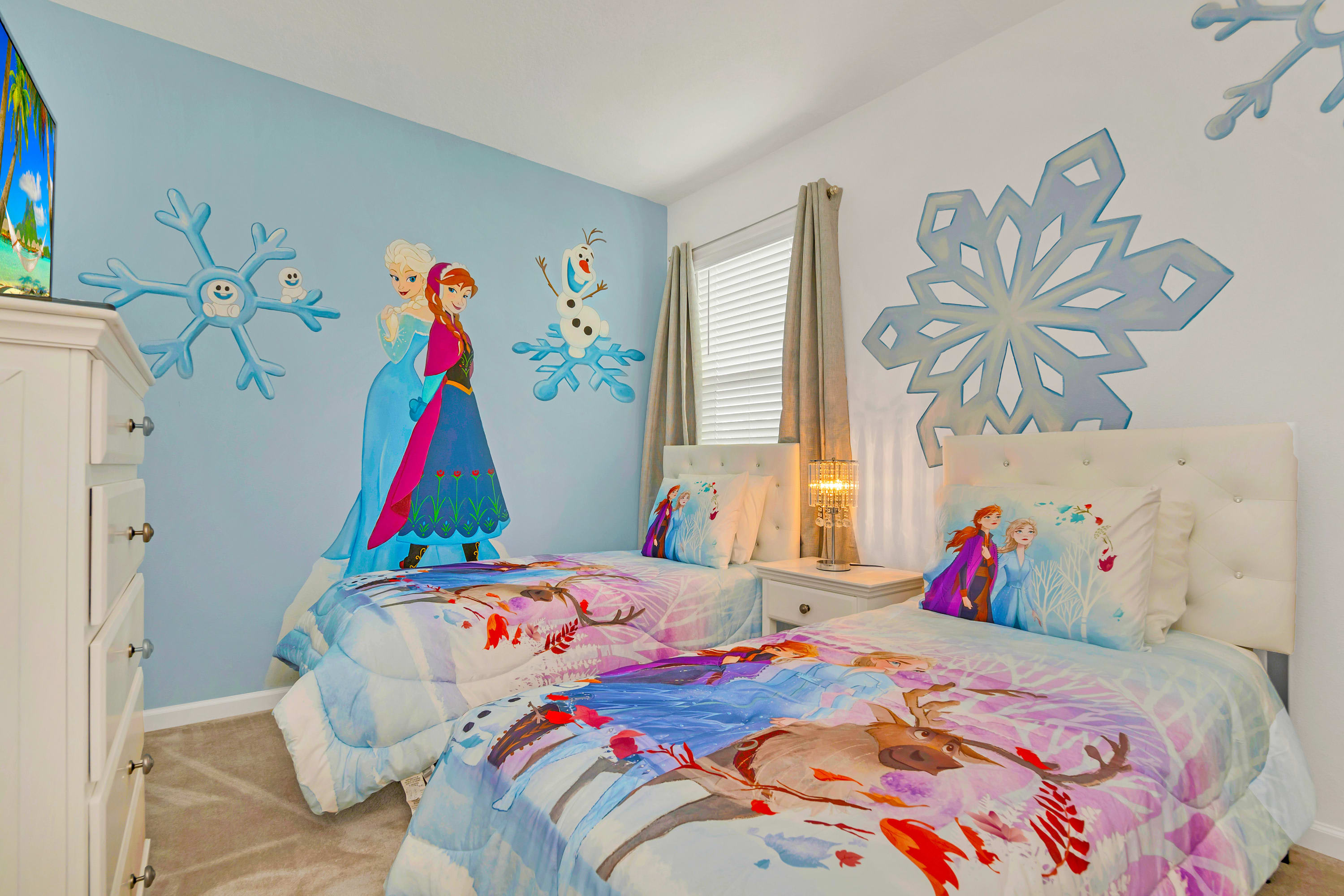 2 Twin Beds in Frozen Themed Room