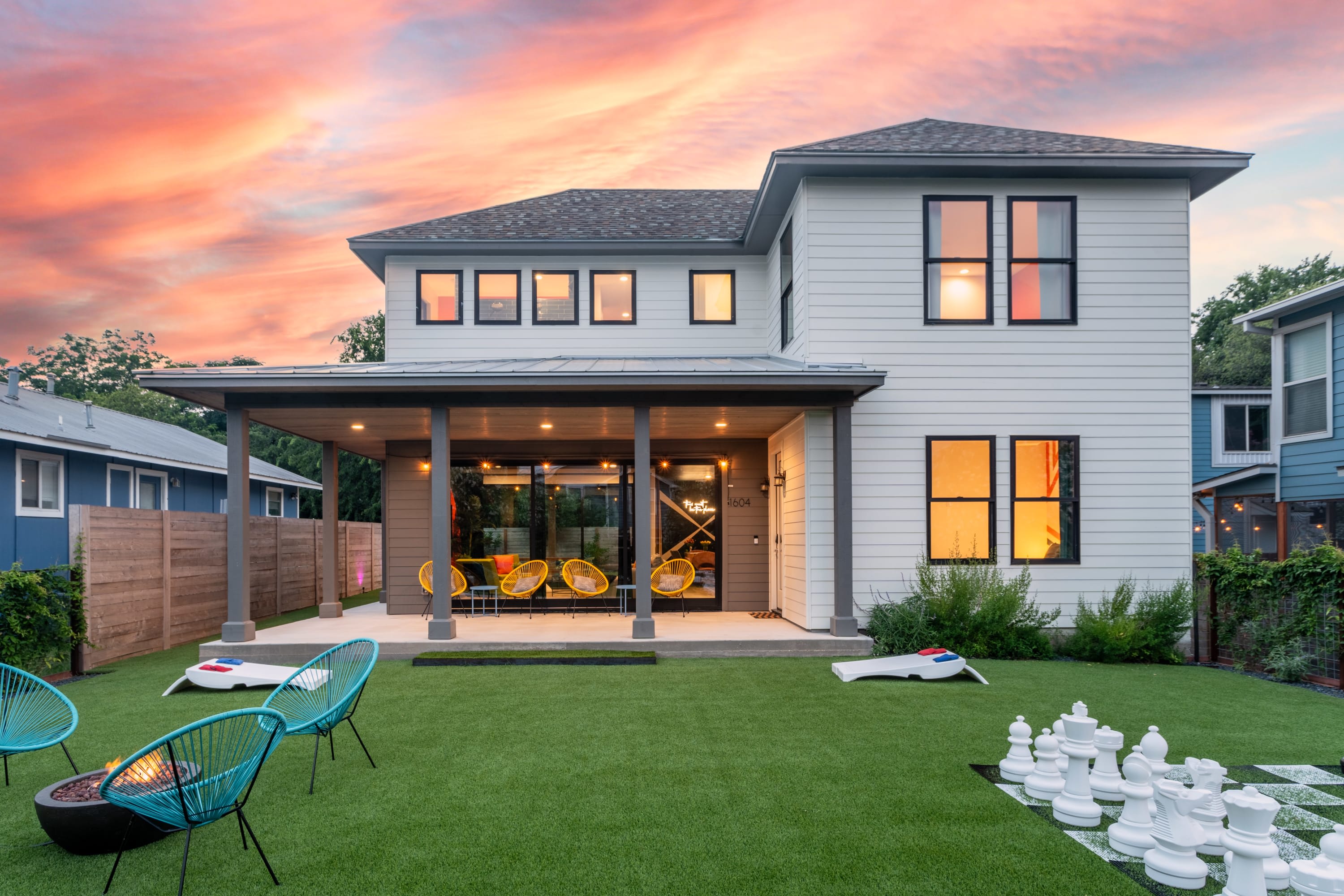 Queens Gambit 7 Minutes from Downtown Sleeps 16 6