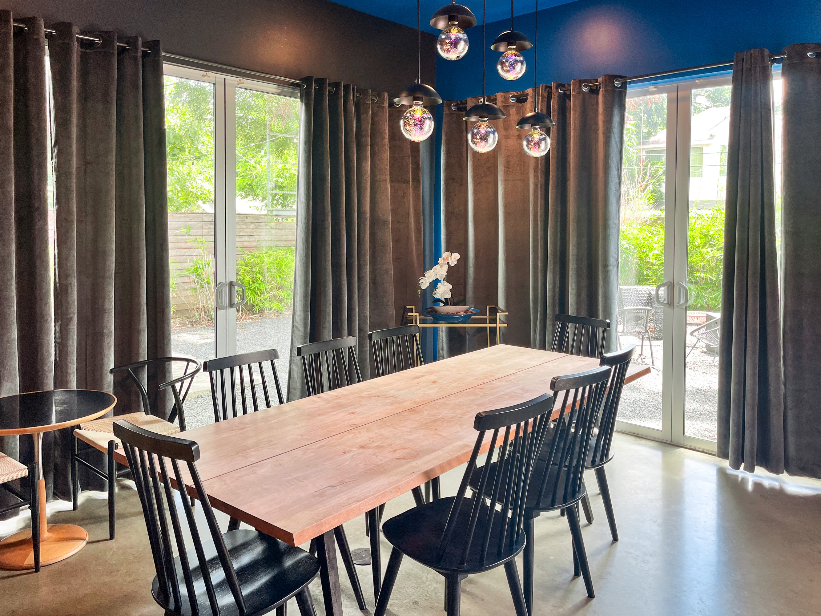 Large Capacity Dining Table