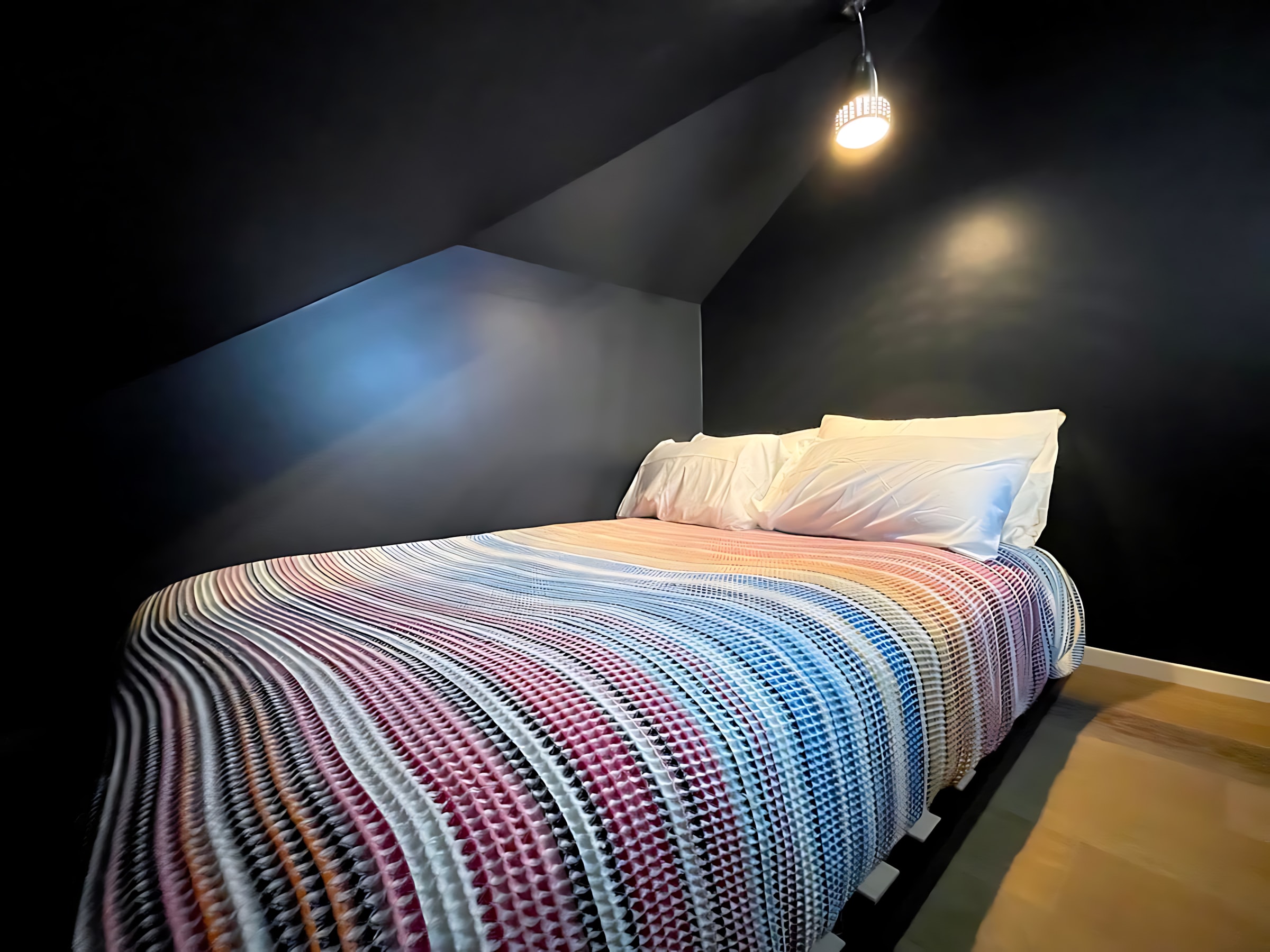 Cozy Loft Space With A Queen Bed And Ambient Lighting
