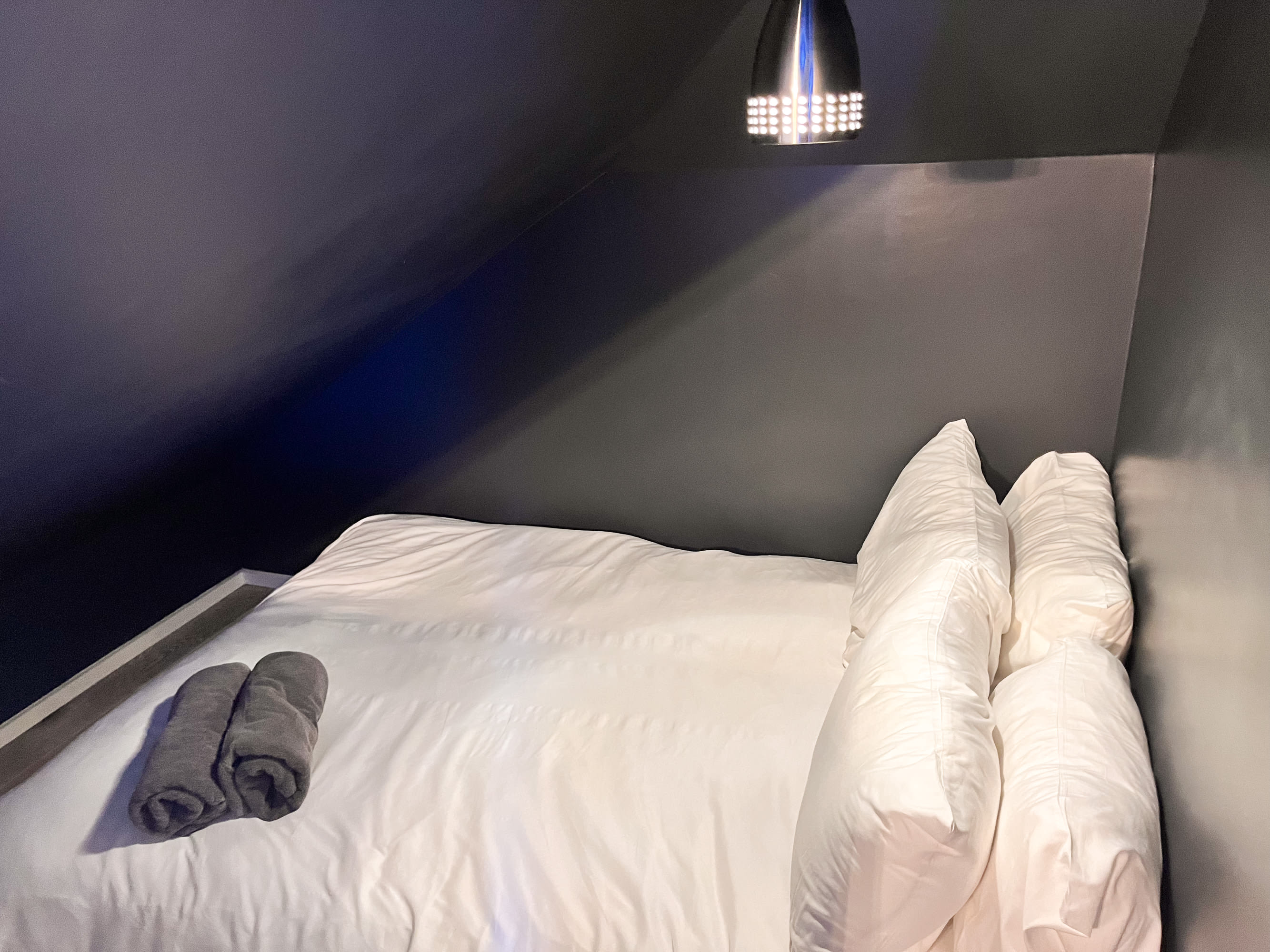 Cozy Loft Space With A Queen Bed And Ambient Lighting