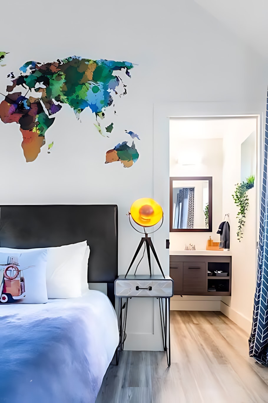 King Bed In Spacious En-Suite Bedroom