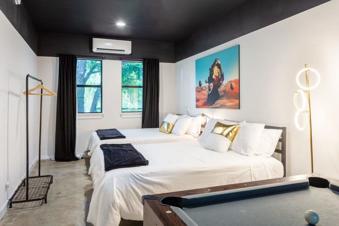 Spacious Bedroom With Two Queen Beds, A/C, And Pool Table