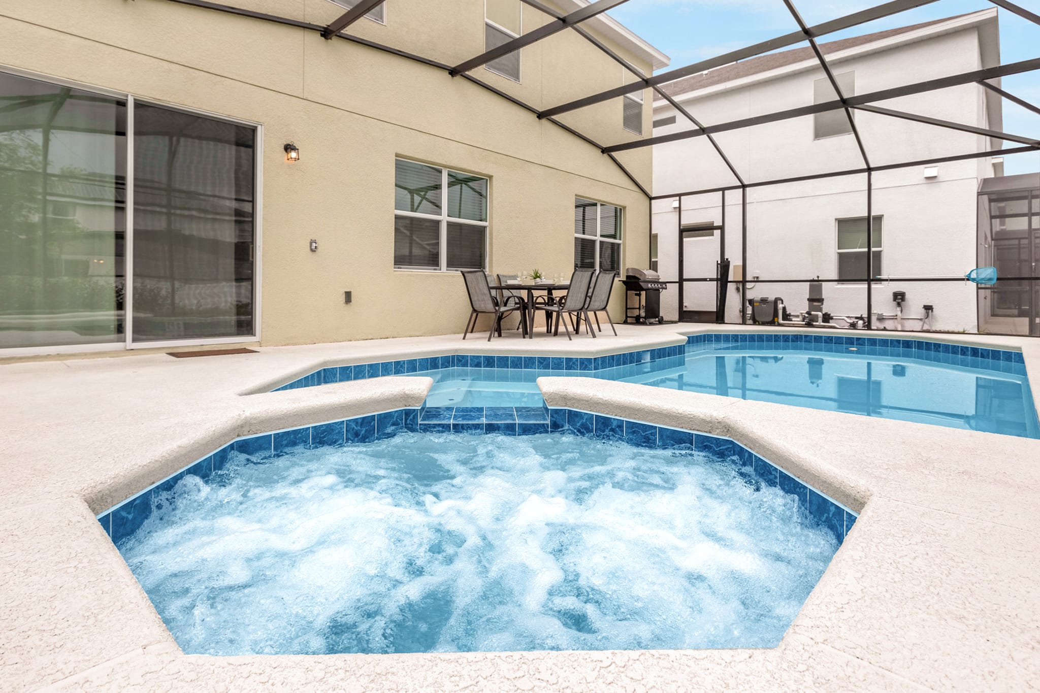 Private Patio with Swimming Pool and Hot Tub, plus BBQ Grill!