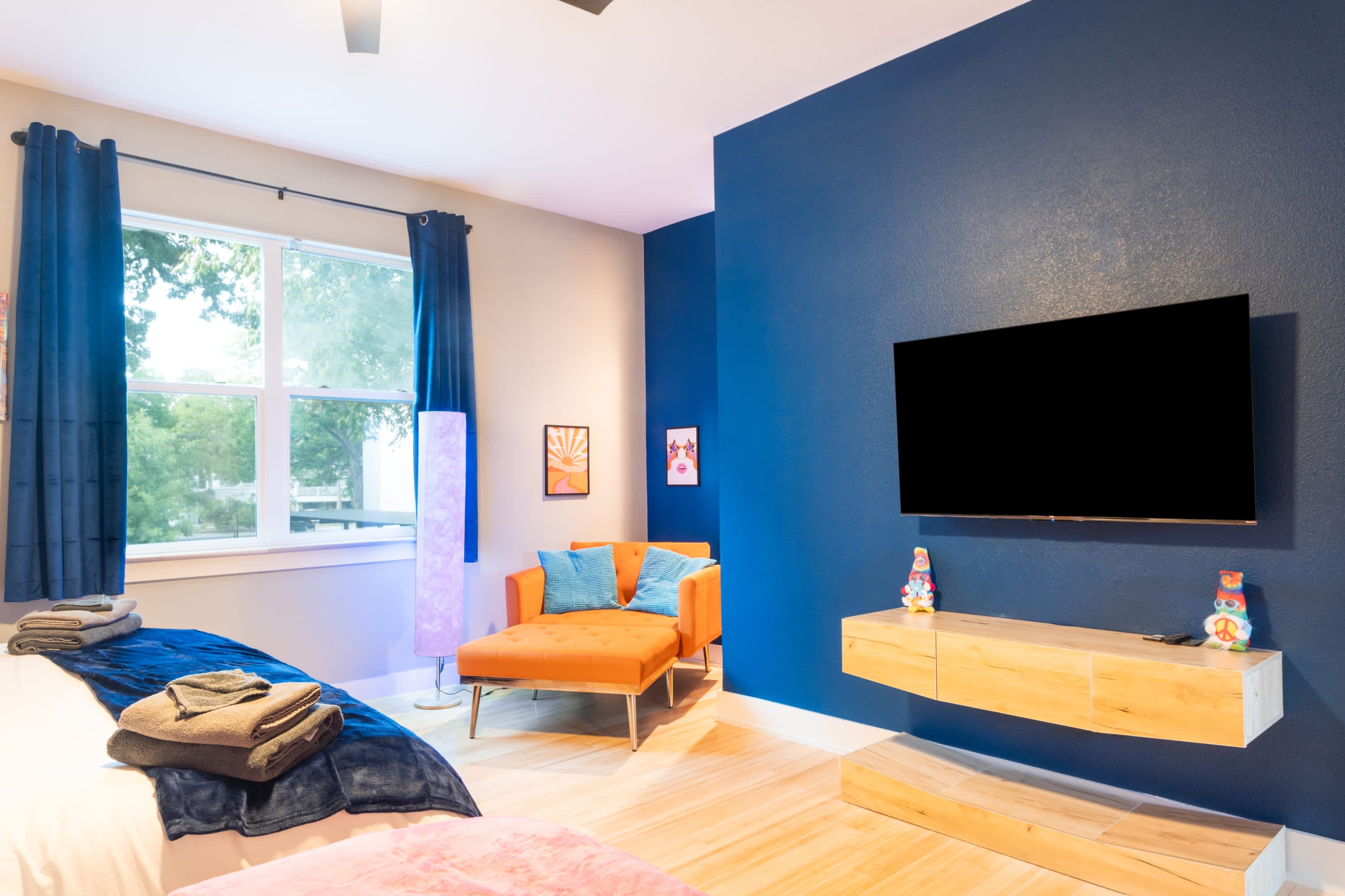 King and Full Bed Suite with Convertible Chaise Lounge to Full Bed