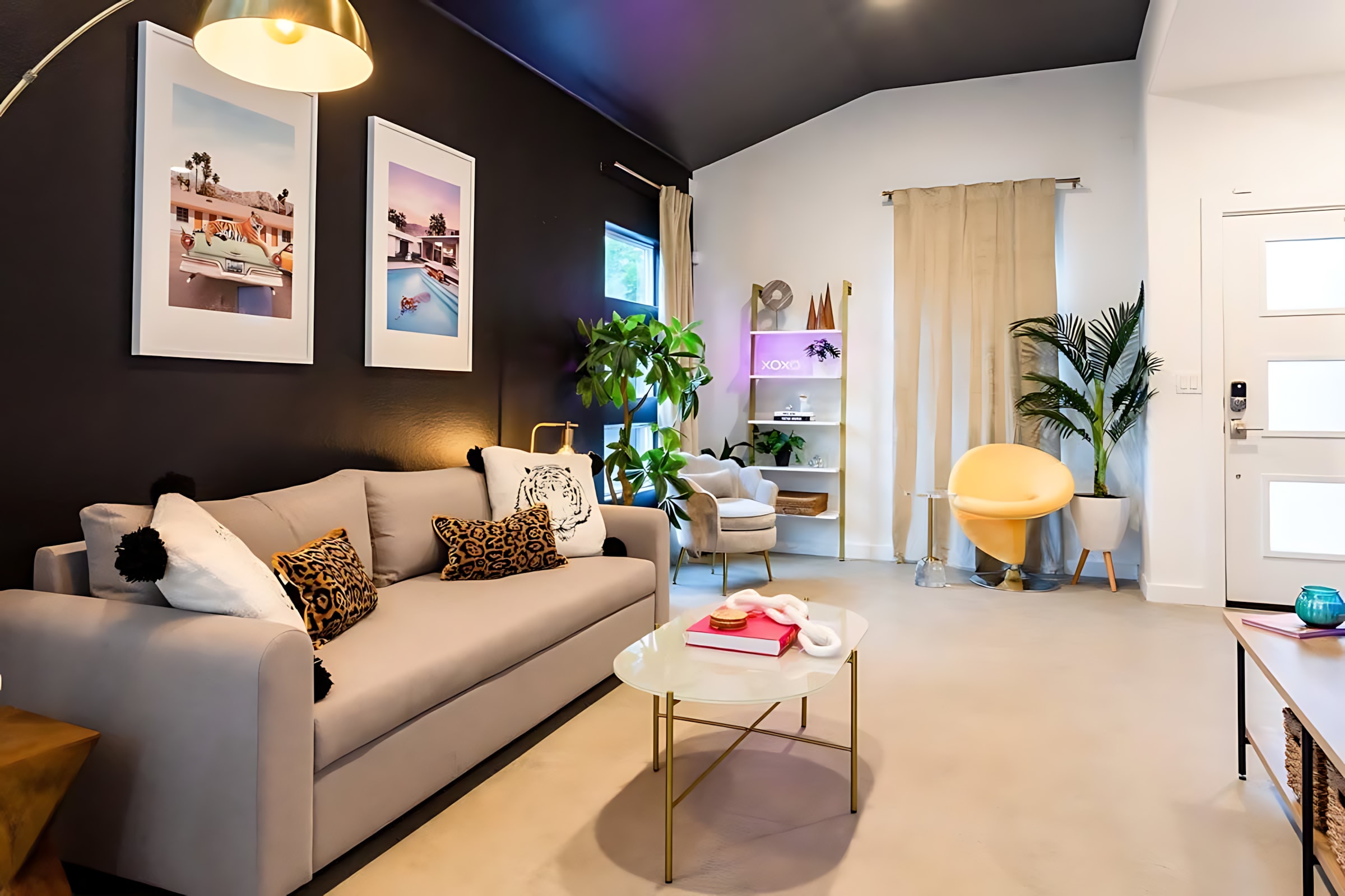 Spacious And Beautiful Living Room With Modern Decor