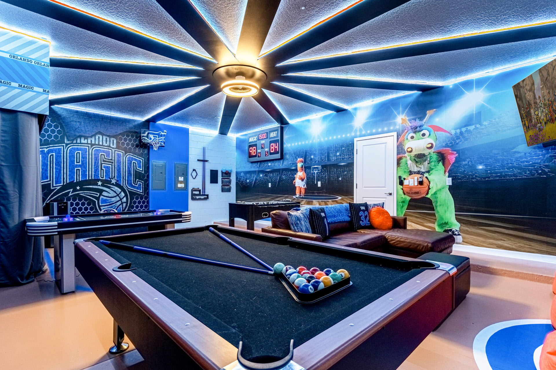 Upstay Magic Mansion w Pool Spa Cinema Games