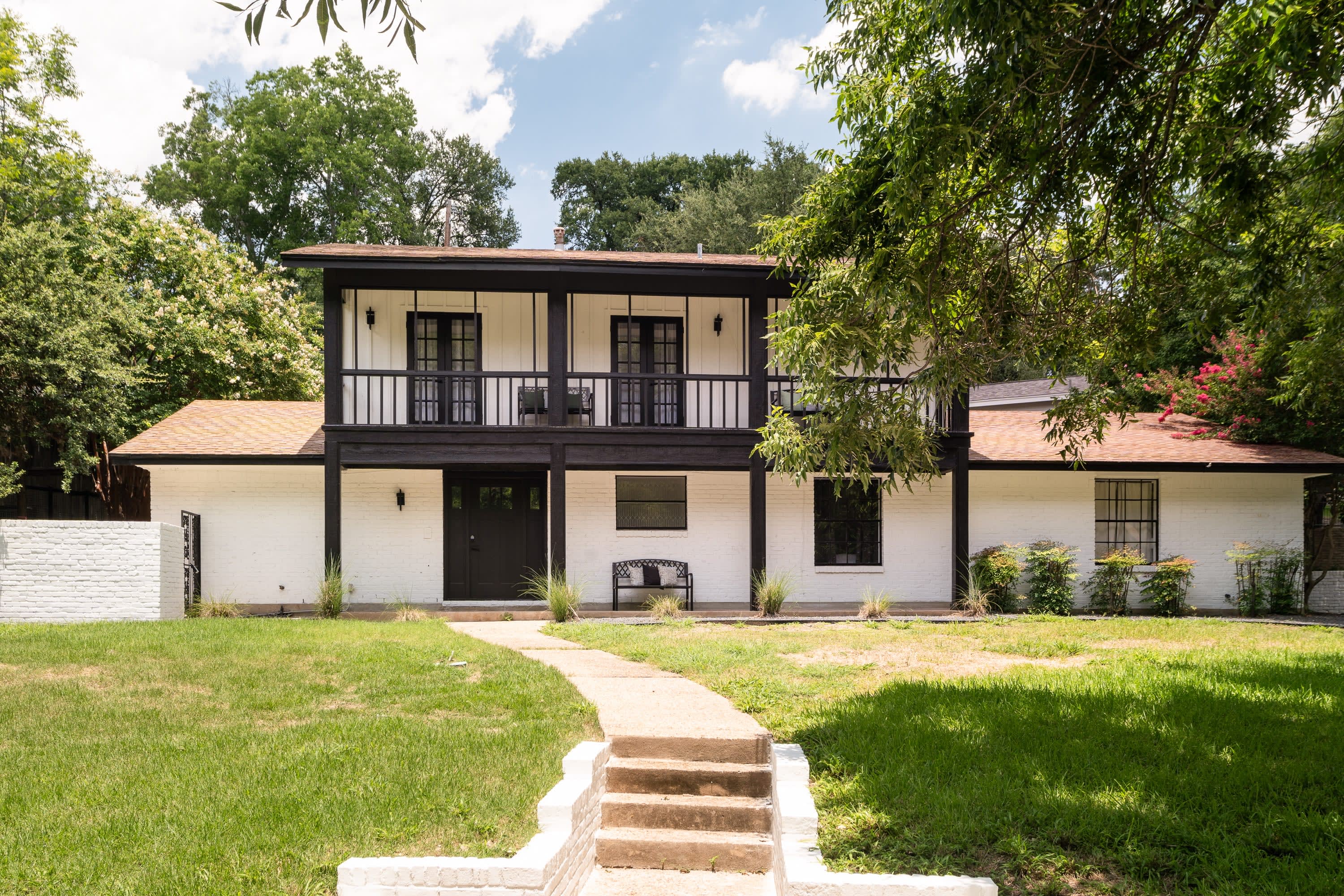 Upstay Hilltop Hideaway A Stylish Austin Retreat