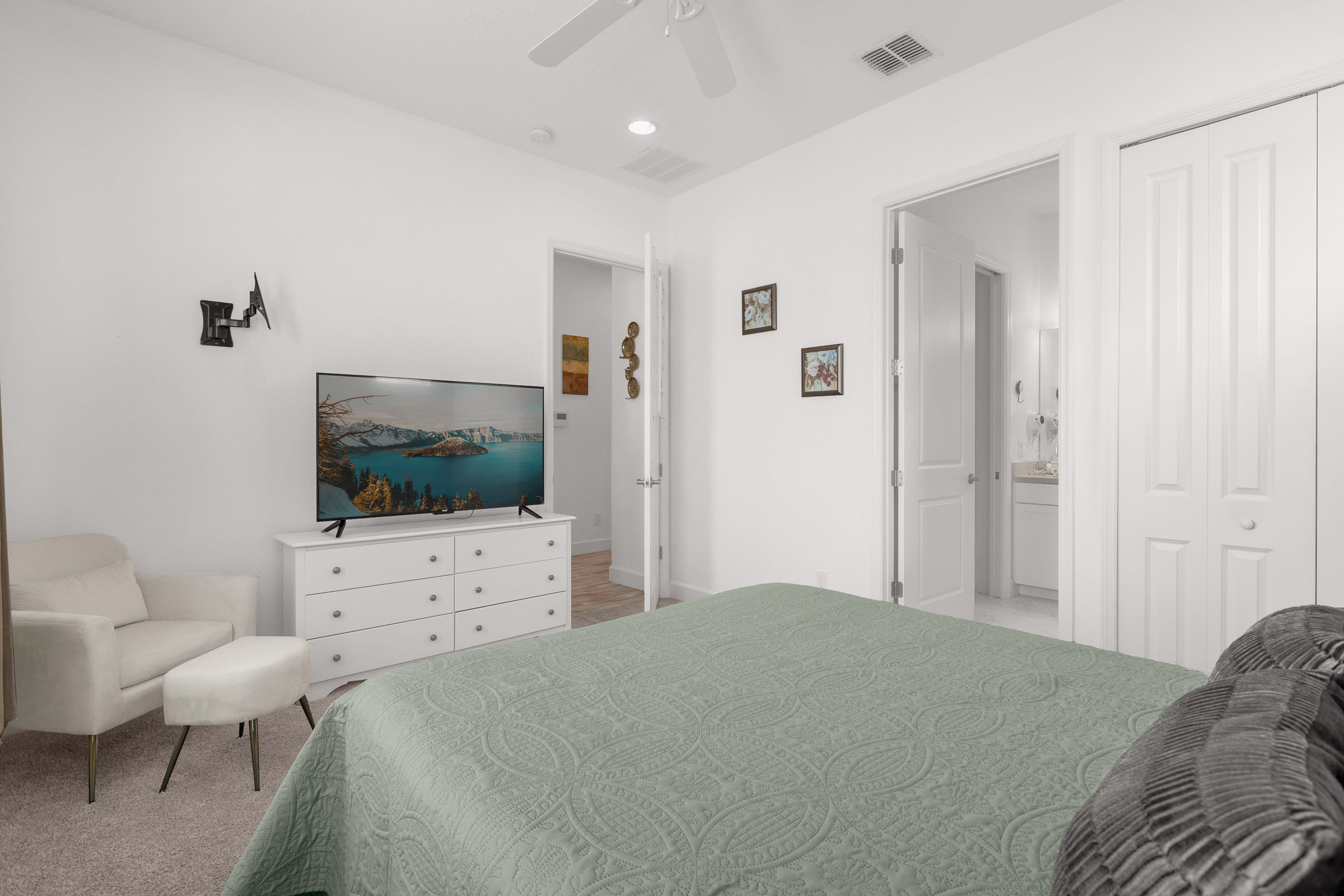 Queen Suite Featuring A Comfortable Sitting Area And TV