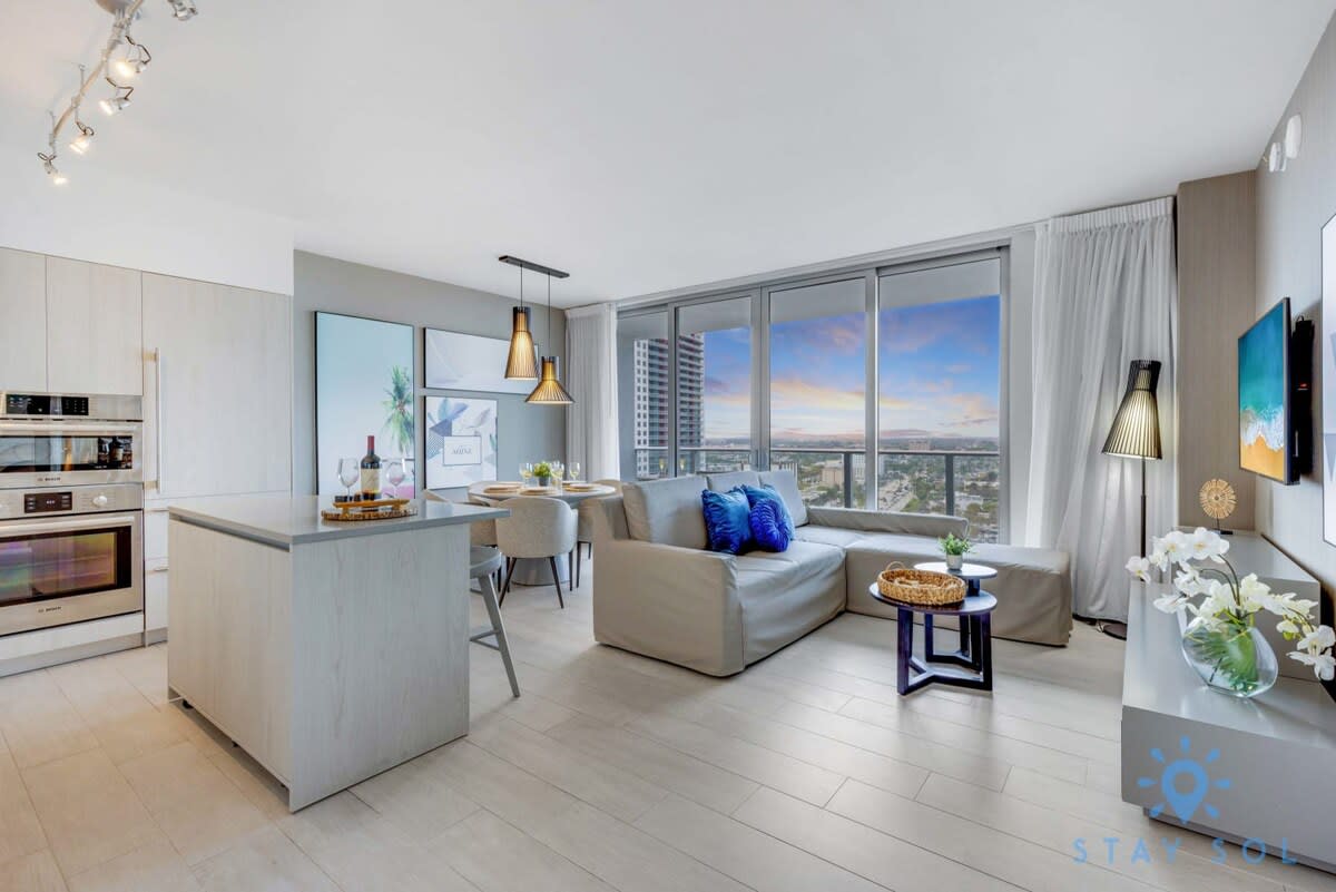 Apartment w/ pools and front Intracoastal View