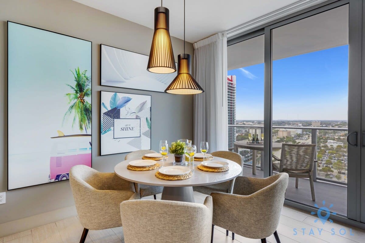 Apartment w/ pools and front Intracoastal View