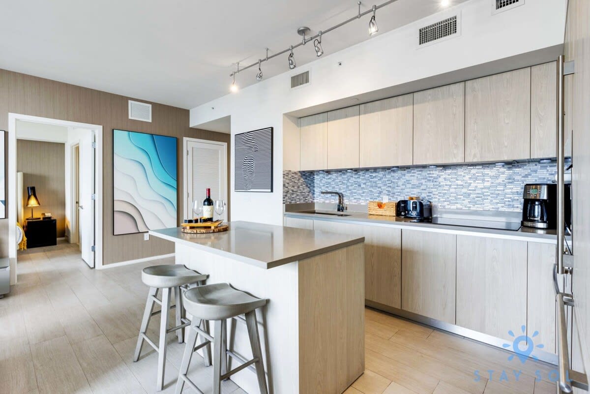 Apartment w/ pools and front Intracoastal View