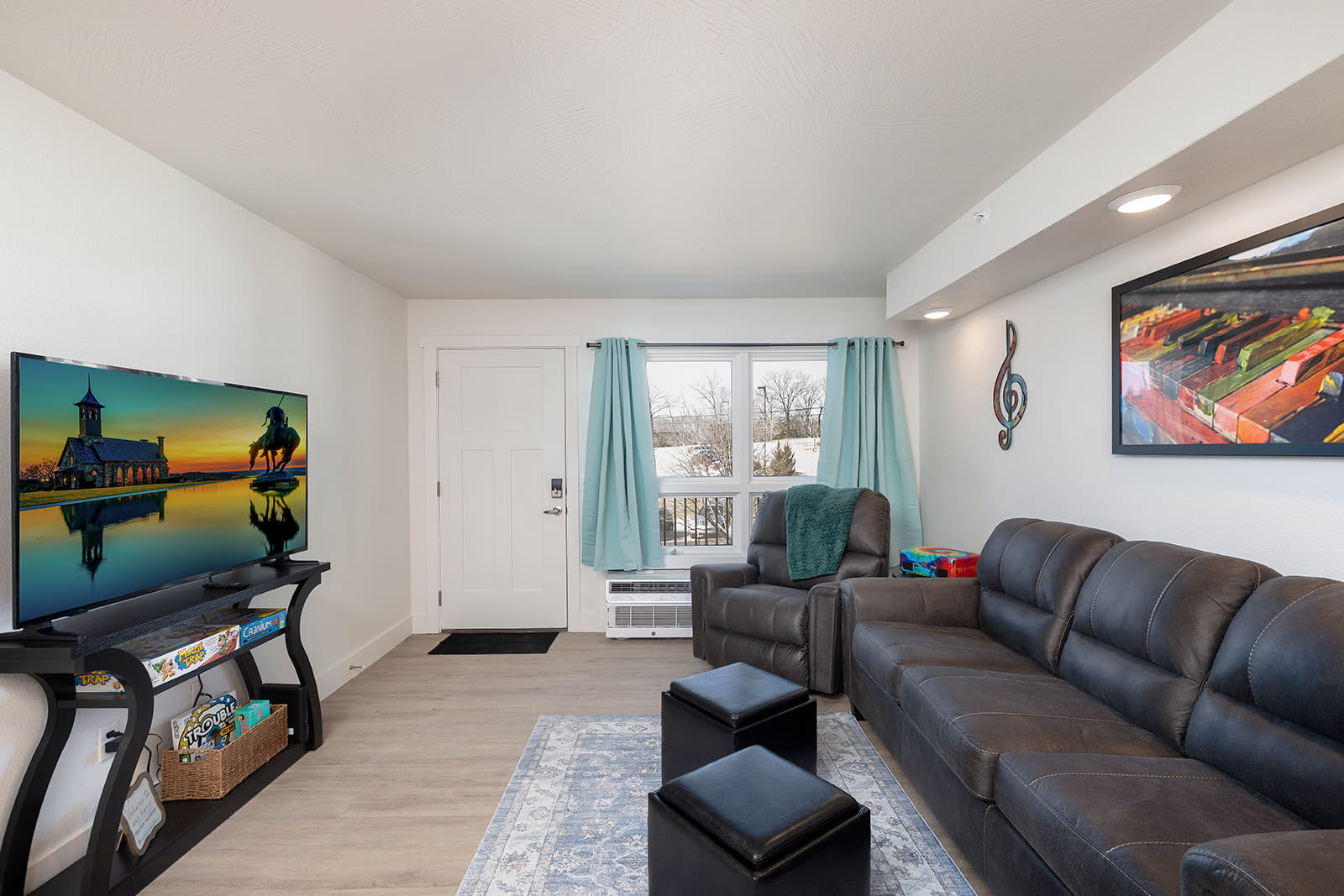 308 Cozy, clean, Landing and Convention Center