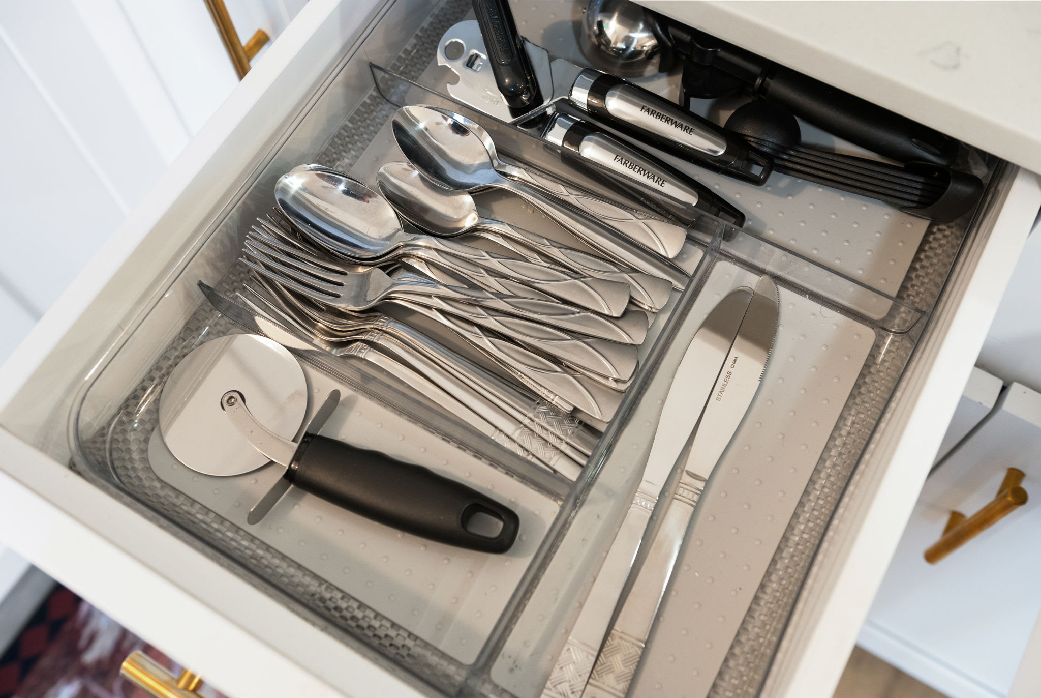 A well-organized silverware drawer featuring everything from cutlery to a pizza cutter because vacation calls for great food!