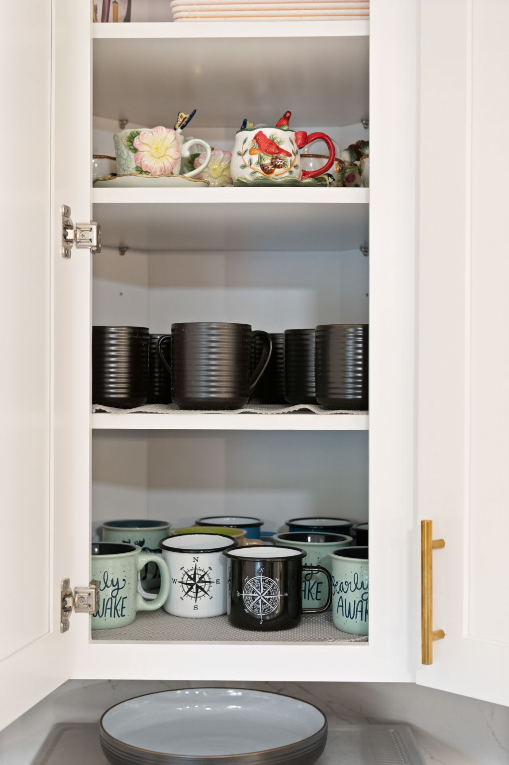 From rustic and cozy to sleek and modern, our curated mug selection ensures you’ll find the perfect one for your morning coffee.