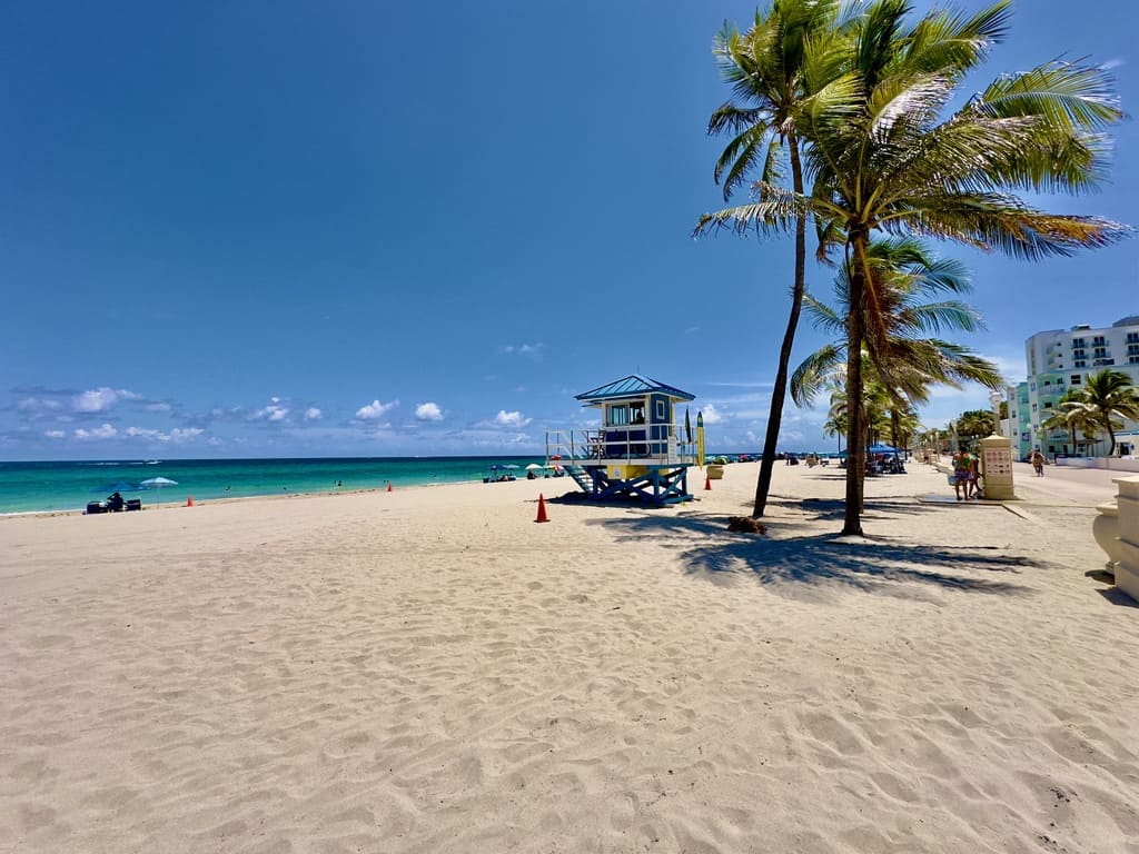 Beach lover's studio apartment in Hollywood, FL - Photo 1