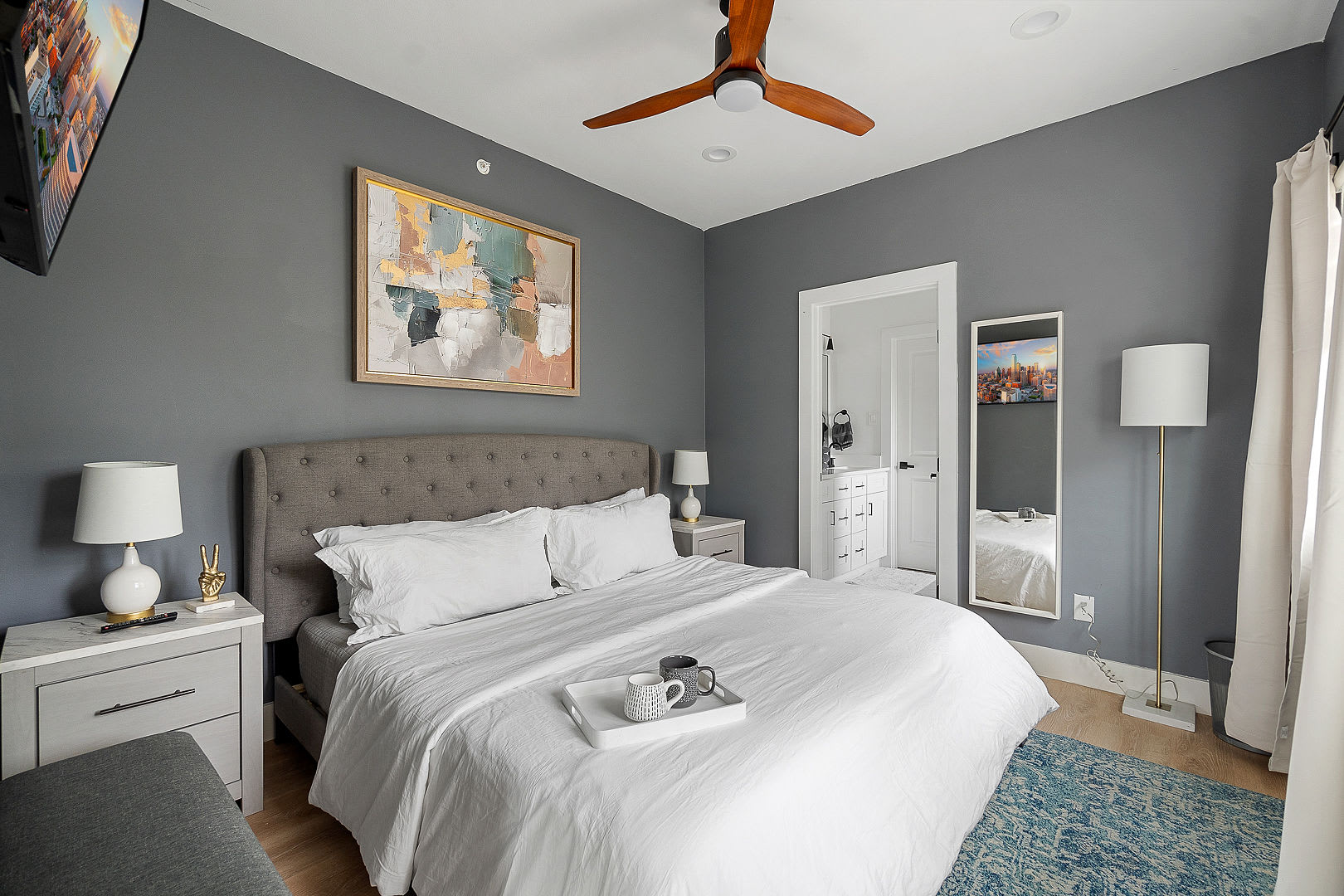 Urban Comfort | King Bed Rooftop + Backyard