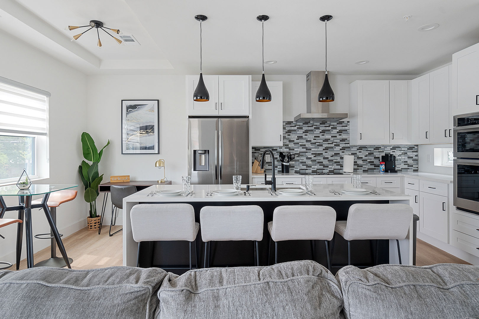 Urban Comfort | King Bed Rooftop + Backyard