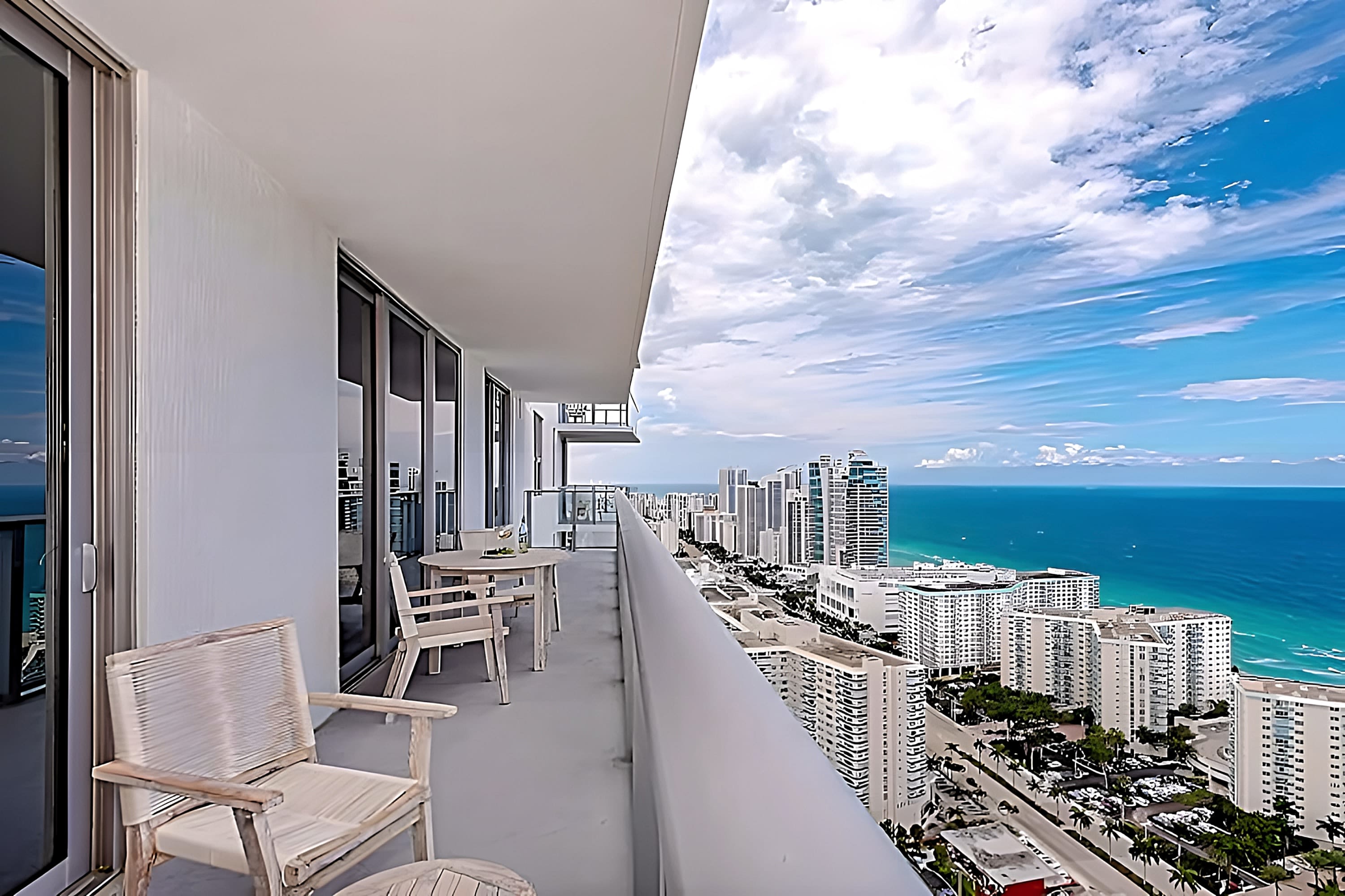 2BR Apt w/ Oceanfront Private balcony + Amenities