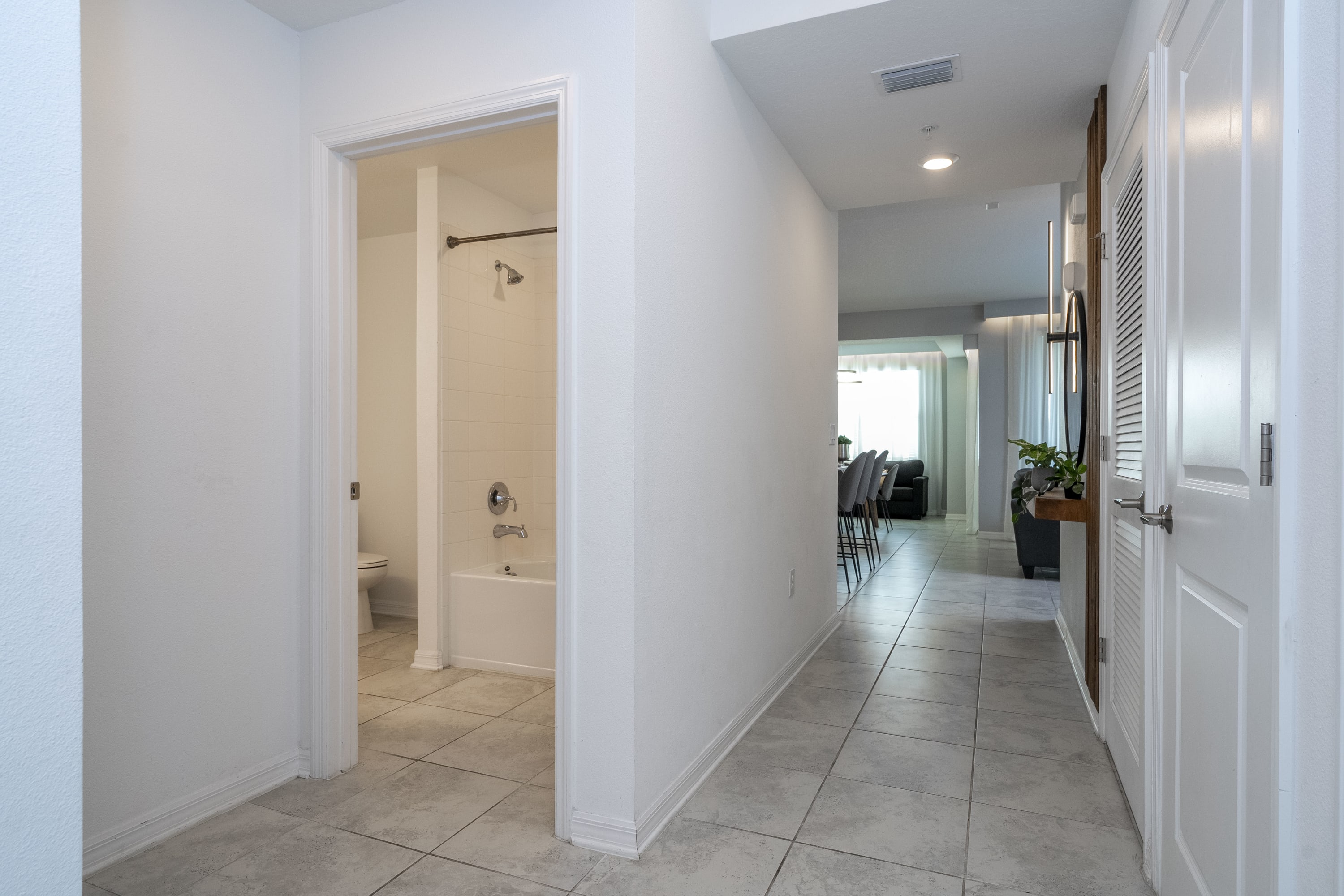 Stylish 2-BR Apt, Sleeps 7, Near Disney Magic
