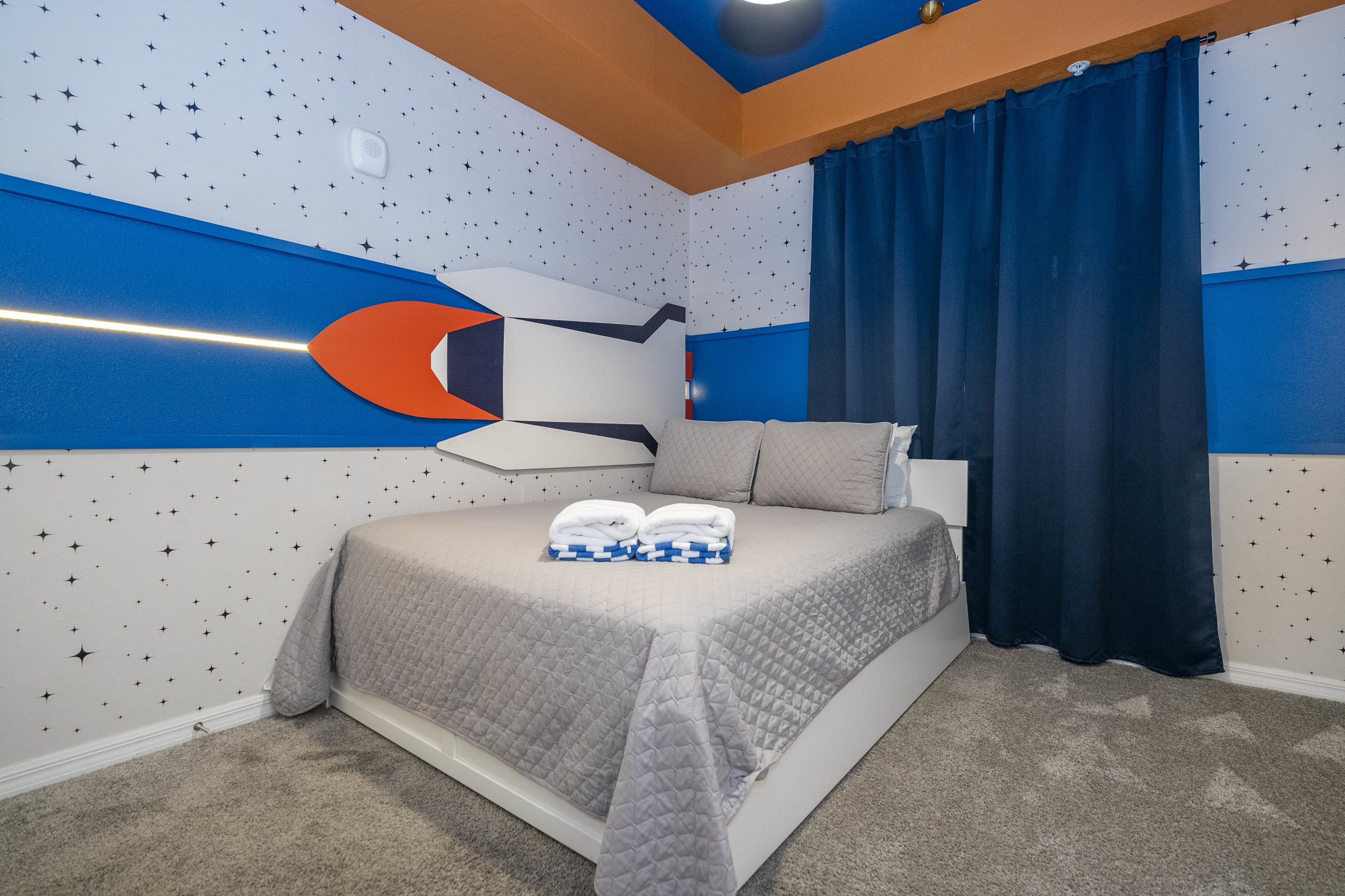 Stylish 2-BR Apt, Sleeps 7, Near Disney Magic