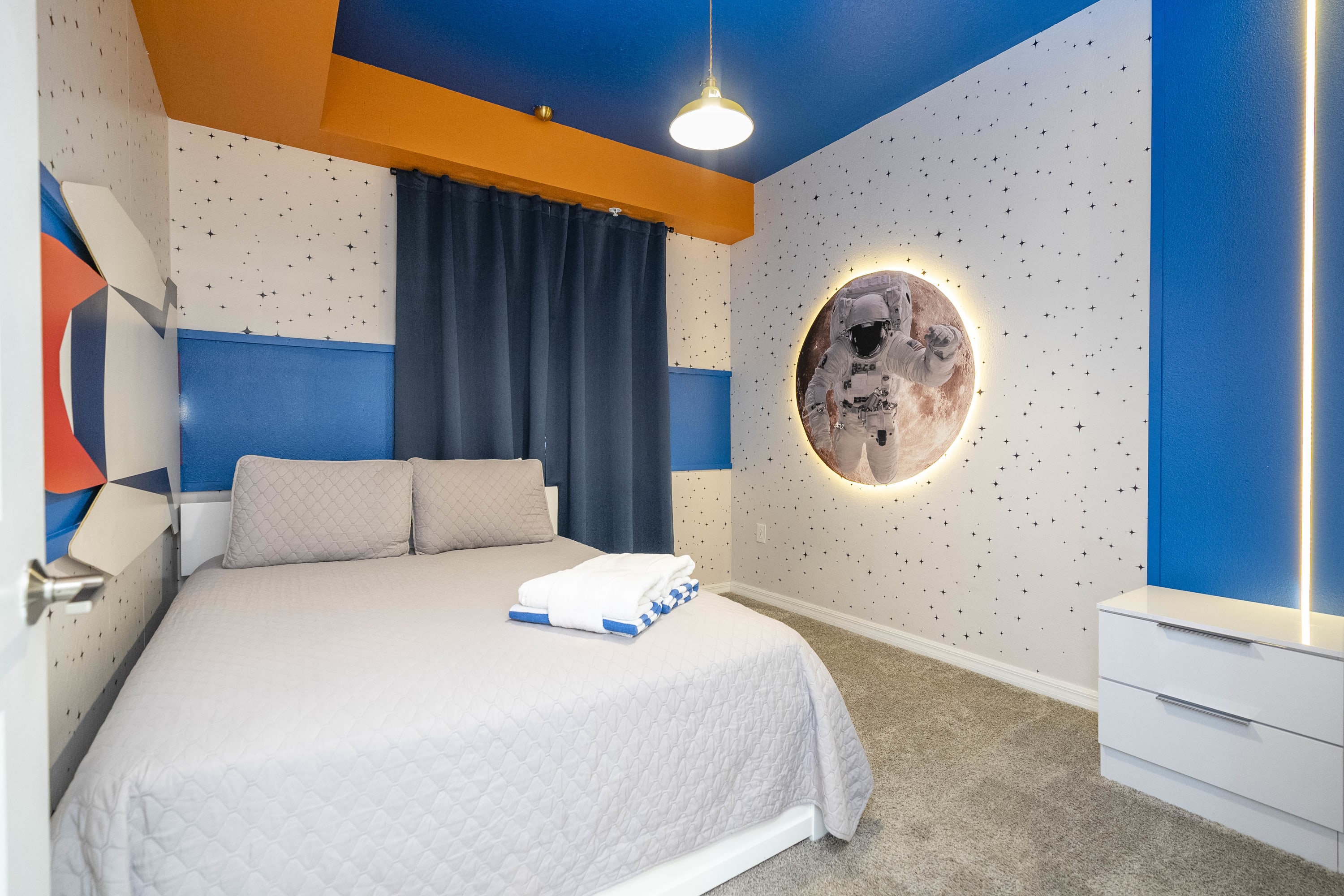 Stylish 2-BR Apt, Sleeps 7, Near Disney Magic