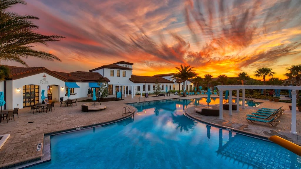 6BR family retreat w/ private pool & grill