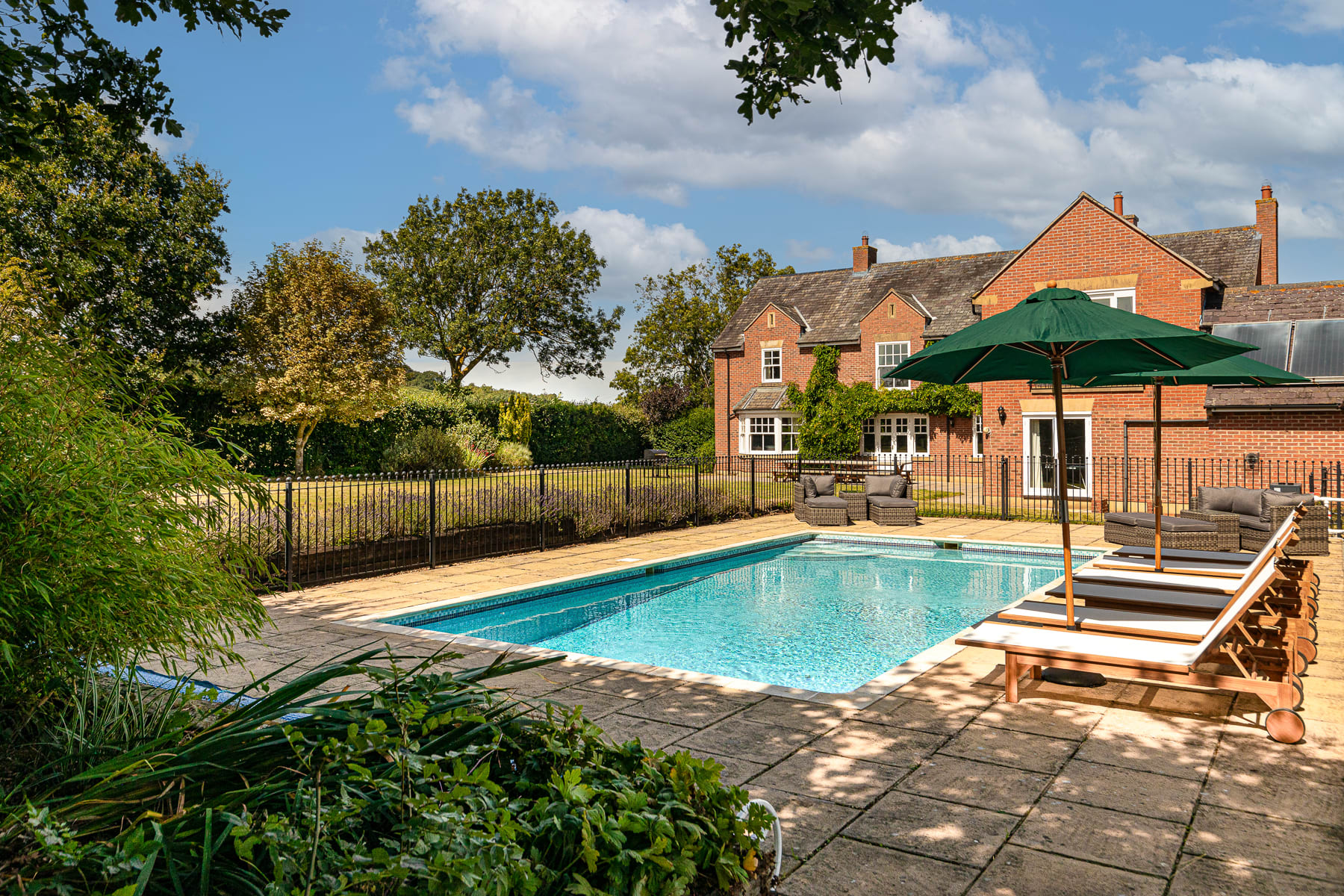 Port Hill House with Heated Outdoor Pool — Medbourne, England — vacation rental