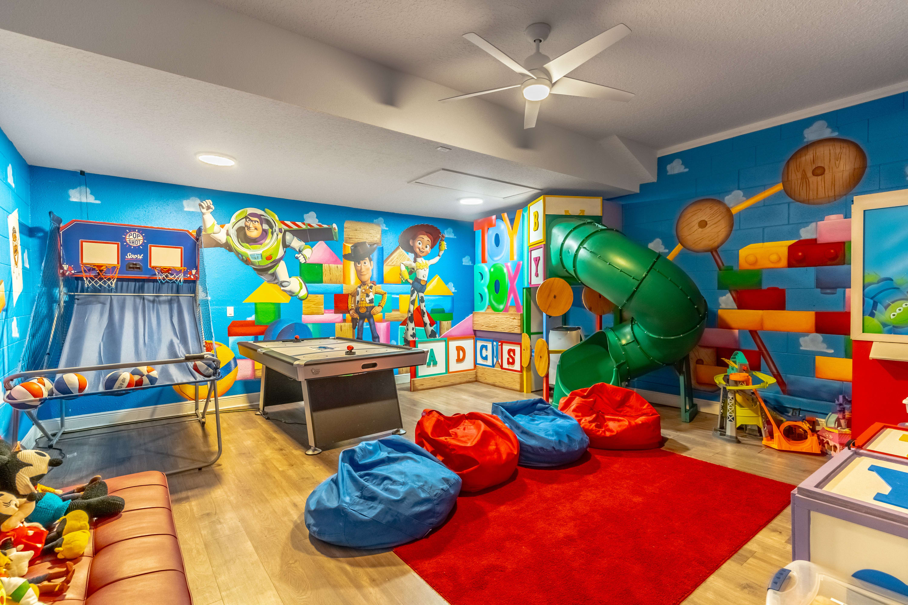 Orlando Adventure: Pool, Game Room & Themed Rooms in Davenport, FL