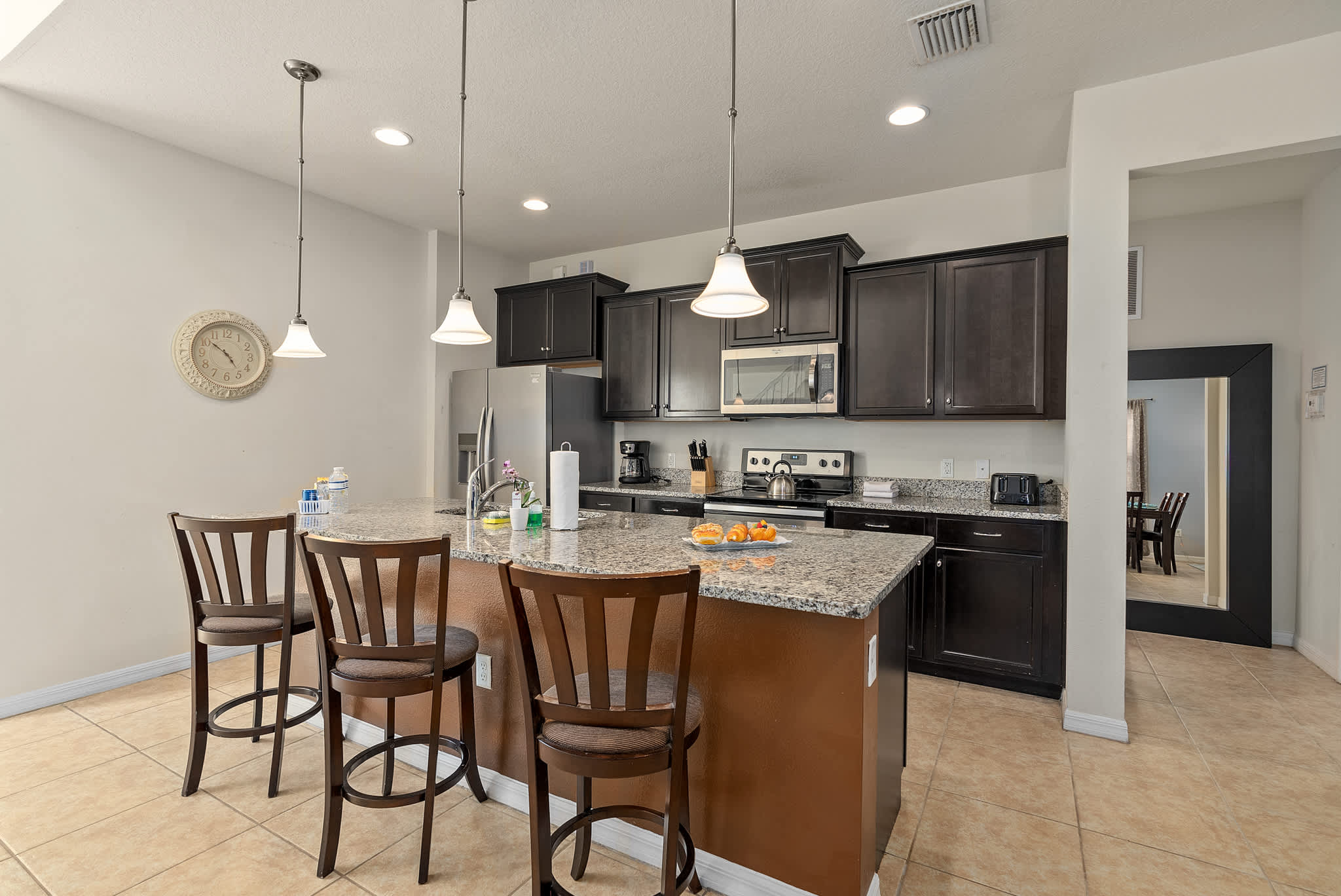 Large retreat w/ pvt pool & cinema