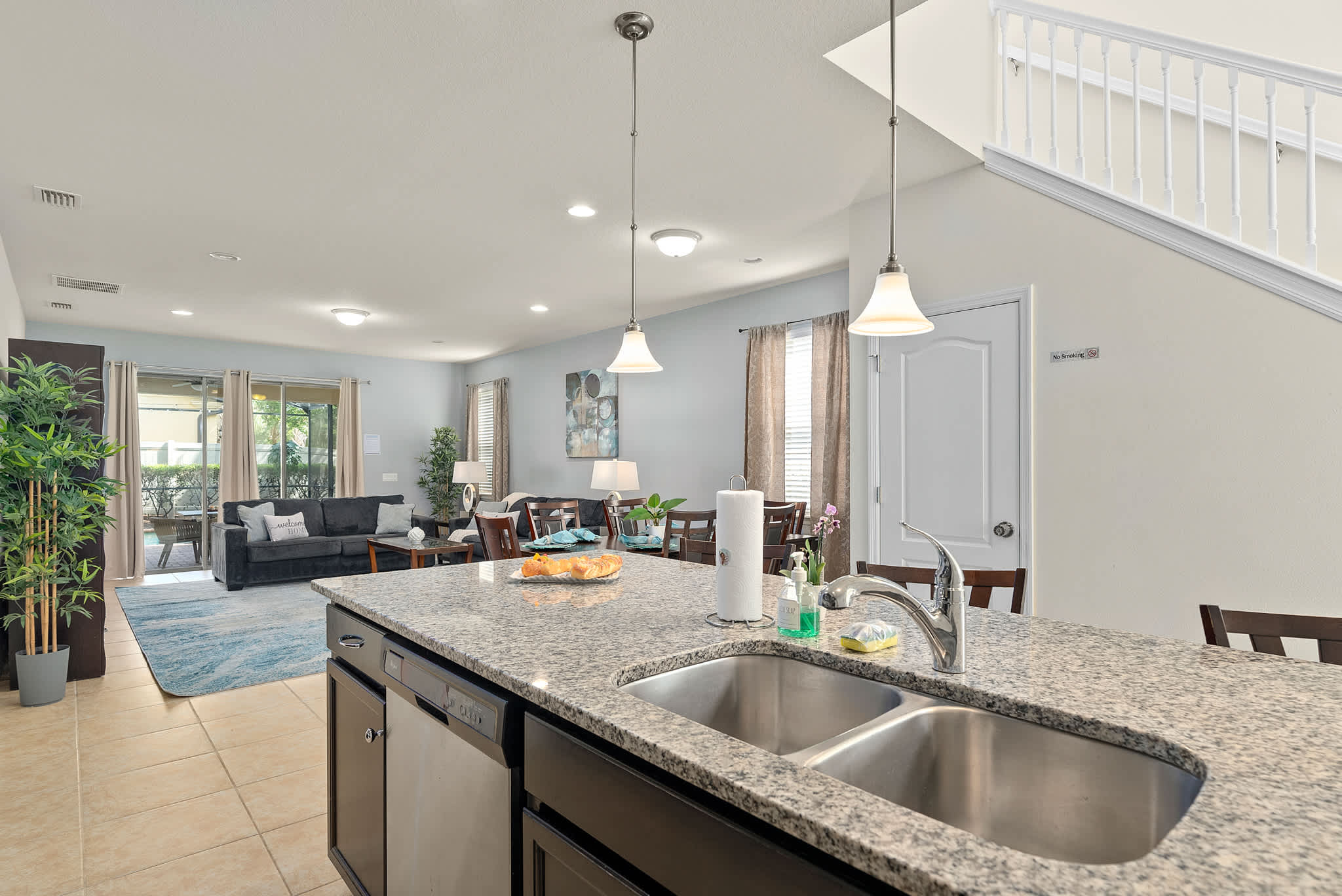 Large retreat w/ pvt pool & cinema