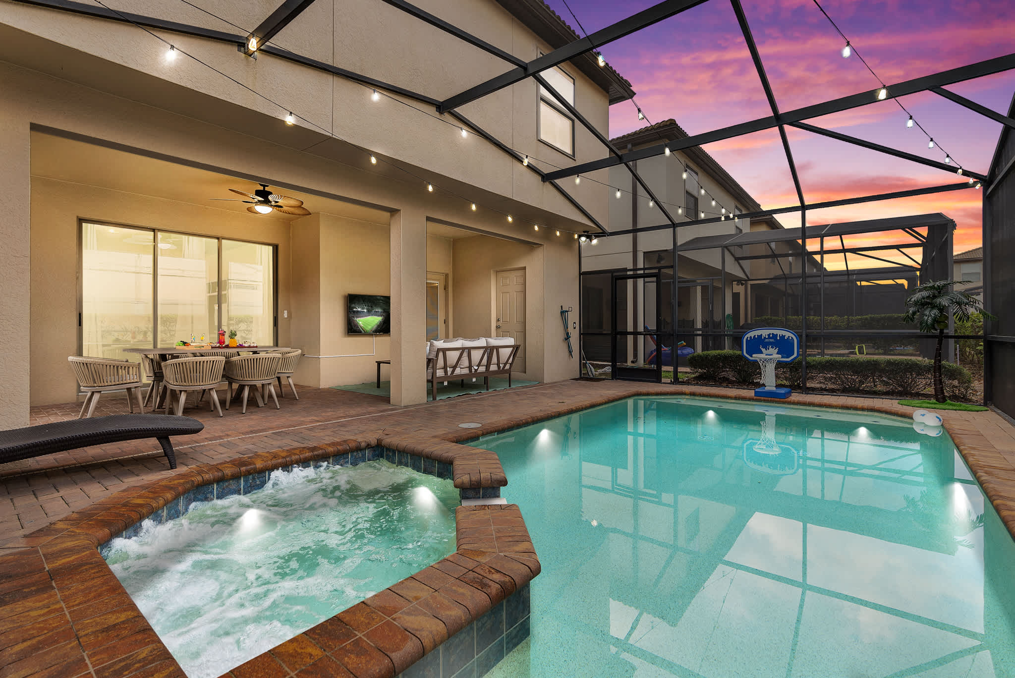 Large retreat w/ pvt pool & cinema