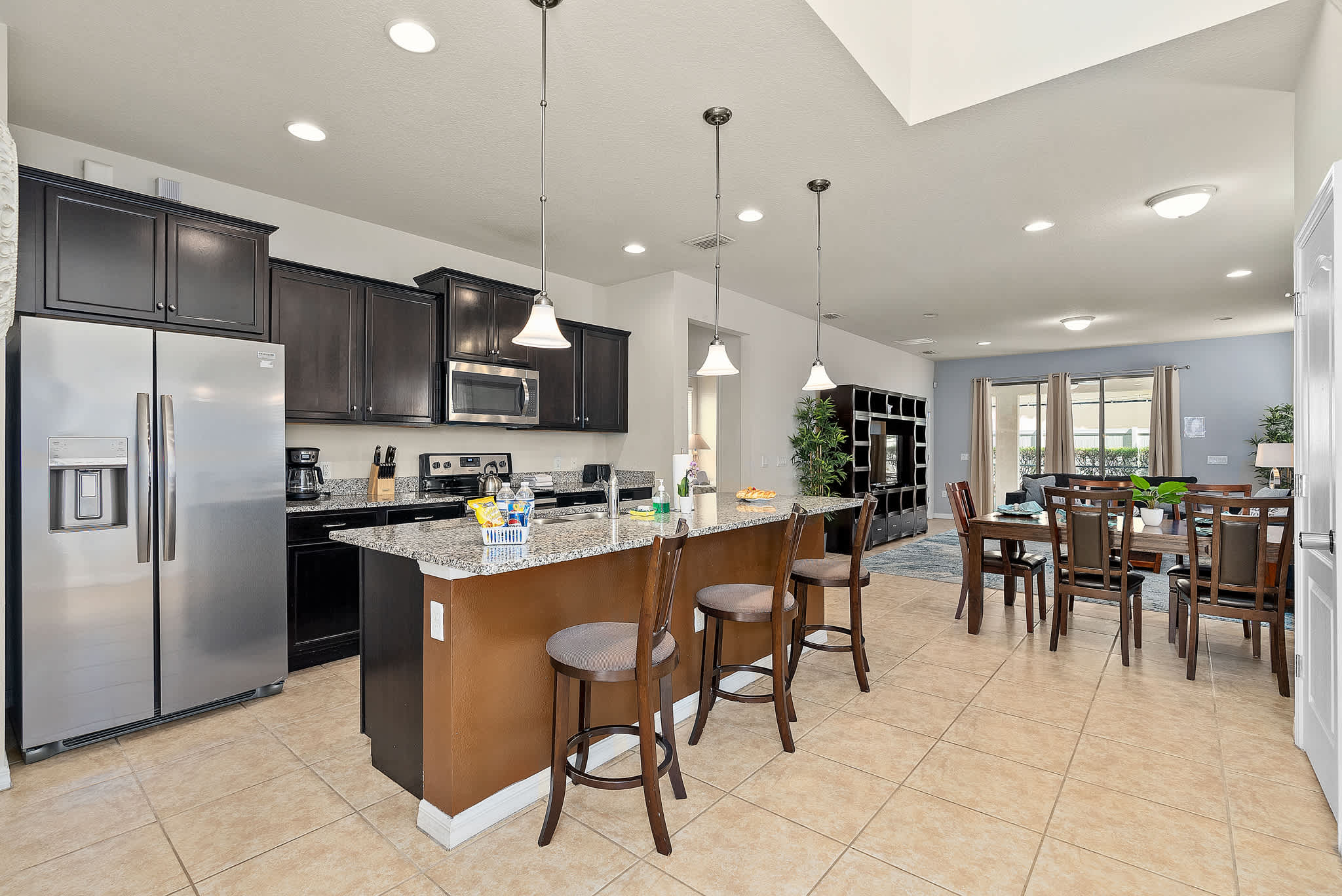 Large retreat w/ pvt pool & cinema