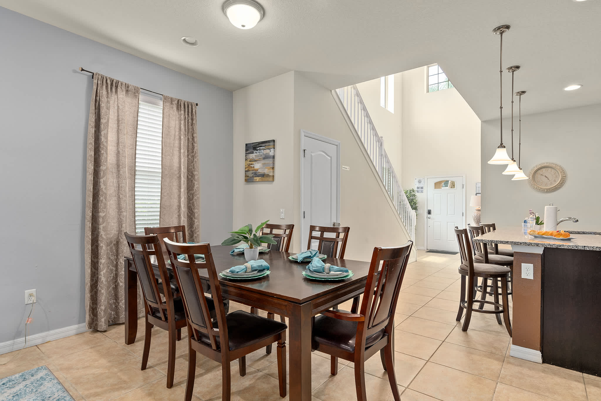 Large retreat w/ pvt pool & cinema