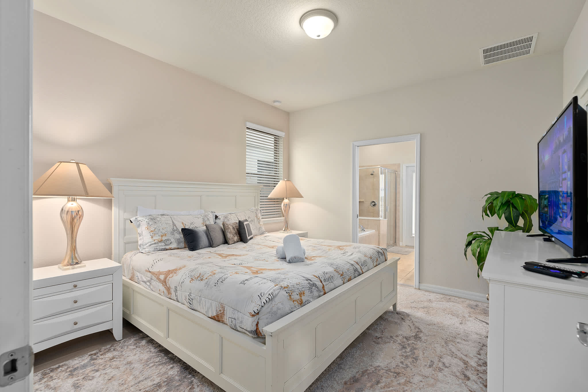 Large retreat w/ pvt pool & cinema