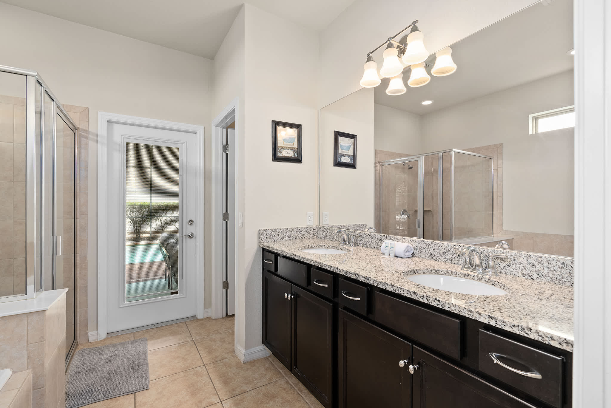 Large retreat w/ pvt pool & cinema